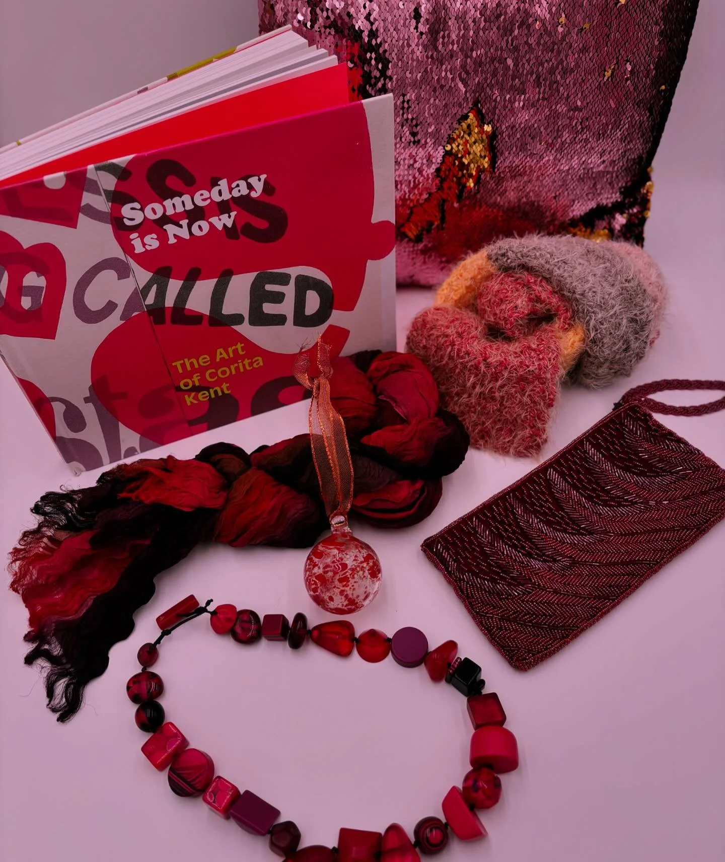 We&rsquo;re looking at this gift giving season through ROSE colored glasses 💓😎💓

#giftideas #giftingseason #thrifted #thriftedholiday #thinkpink #roseallday #shopsecondhand #secondhndstyle #thrifthaul #wheretoshopct #comothriftshop #comothriftshop