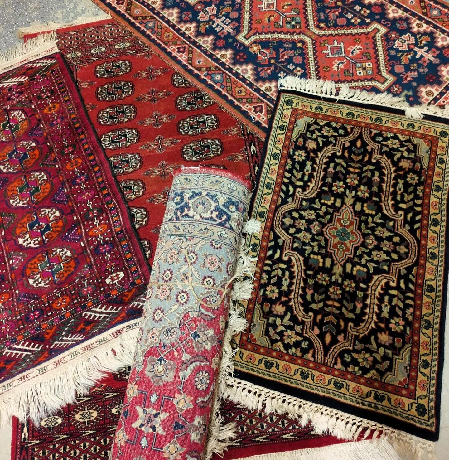 A few Black Friday teasers to remind you to get up and get crackin - time to shop!! We open at 10 today 🙌🏻🛍️✨
#blackfriday #blackfridayshopping #blackfridayct #thrifted #thriftedandgifted #thriftgoals #thrifthaul #thriftholidays #christmasshopping