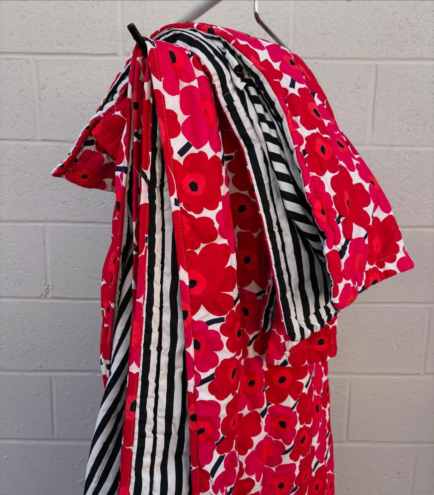 The poppies are poppin on this gorgeous #Marrimekko {Full/Queen} quilt set in excellent condition! 🌸🩷🌺 

This one won&rsquo;t last long - come check it out in store today! Open until 4 p.m.

#brandswelove #thelookforless #savvyshopper #thrifted #t