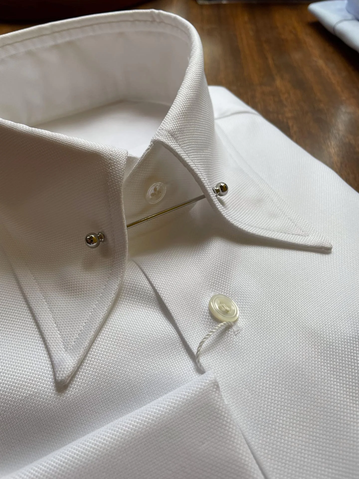 Pin collar in the new Yoga cotton by Thomas Mason. In this particular case an American Oxord fabric