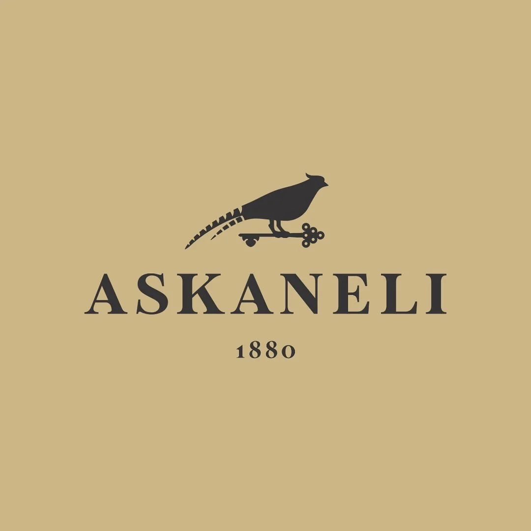 This dry white wine from @askaneli_official, made using an 8,000 year old Georgian traditional technique; #skincontact fermented in an earthenware clay vessel &ndash; called #qvevri, blends five Georgian noble varieties for a historical blend.

🏺🇬?