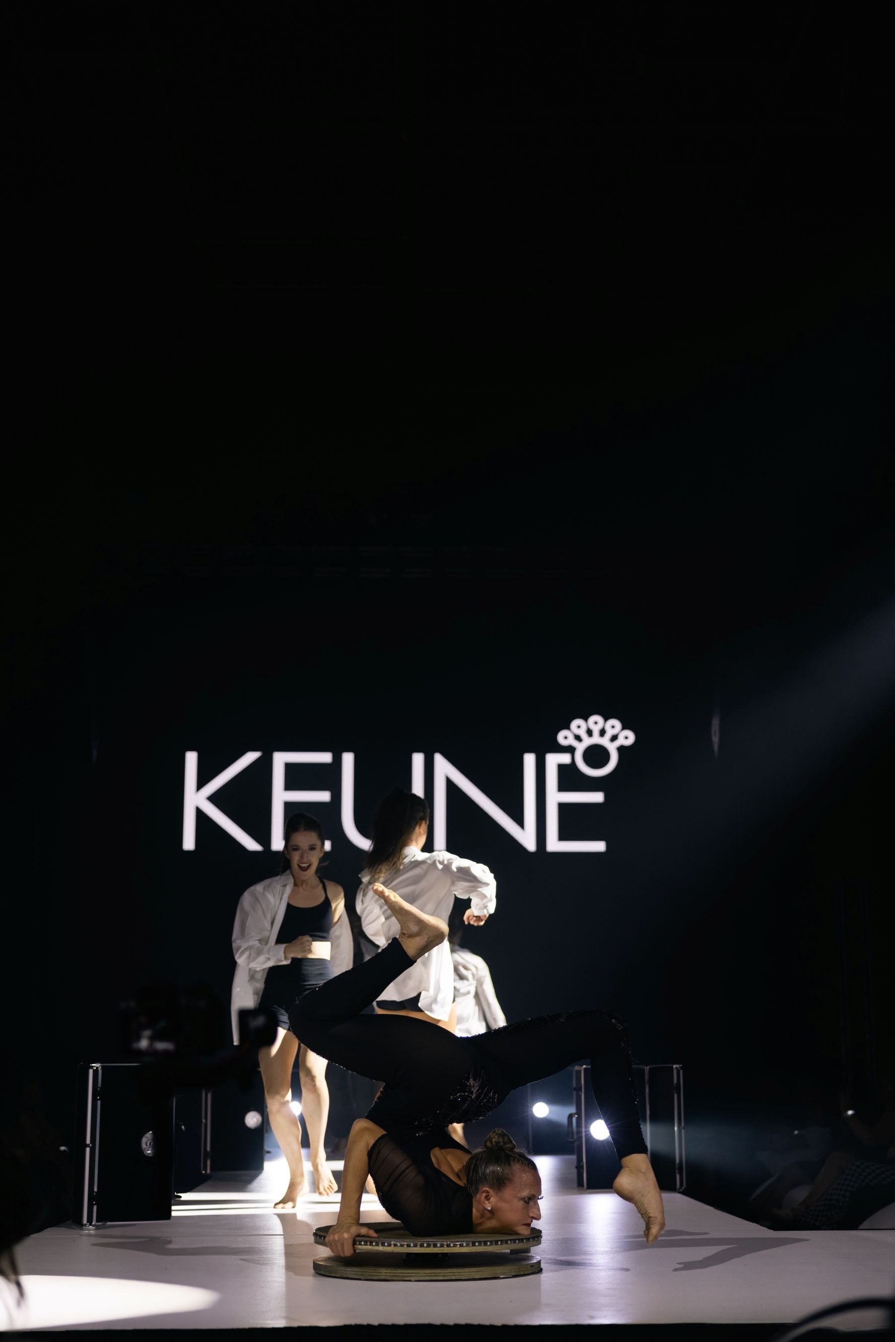 Contortionist Centerpiece in Fashion Show Performance