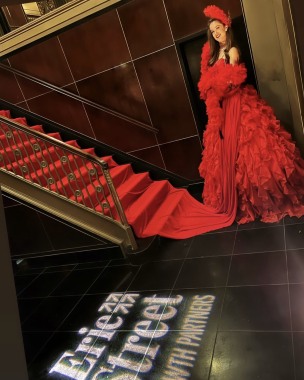Living Red Carpet Performer at a Charleston Staircase for the Eric Street Gala