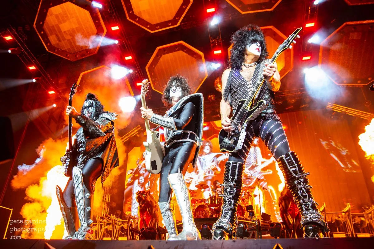 Kiss2.9.22-24.jpg