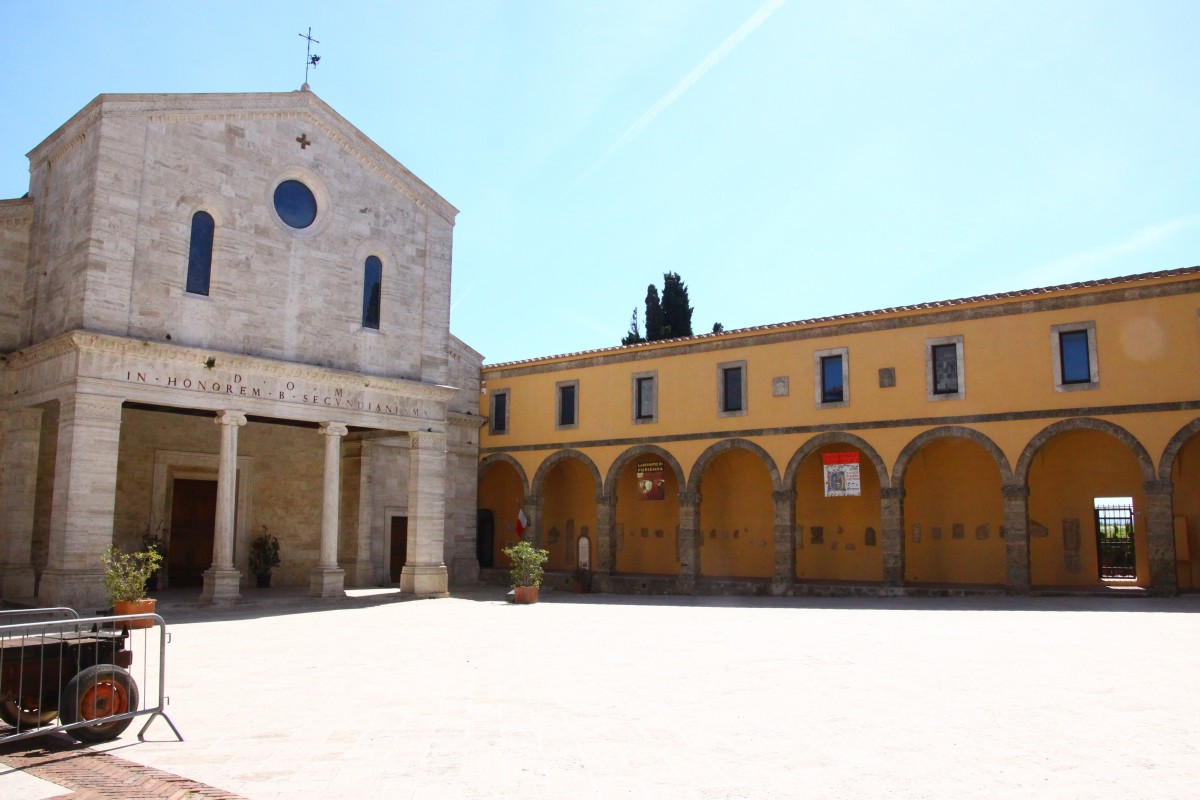 Piazza del Duomo in Chiusi, where I will be sewing curtains this October. Photo credit: Wikipedia