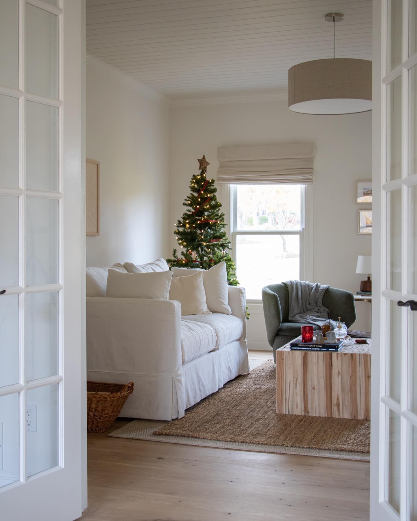 A look back at a bit of last year&rsquo;s holiday home 🎄 This year I&rsquo;m going to start applying the &ldquo;capsule home&rdquo; strategy to my Christmas decorating. I&rsquo;m talking all about it on the blog today along with tips and ideas on ho