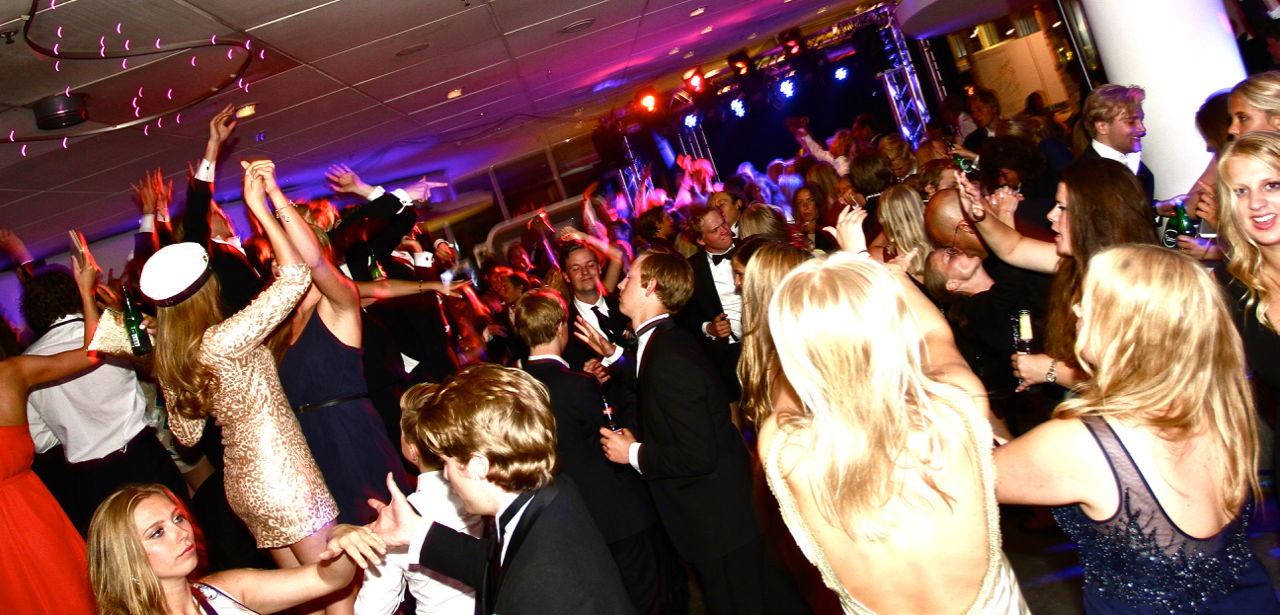 premium djs-hyra dj-stockholm-fullt dansgolv med studenter på selma spa