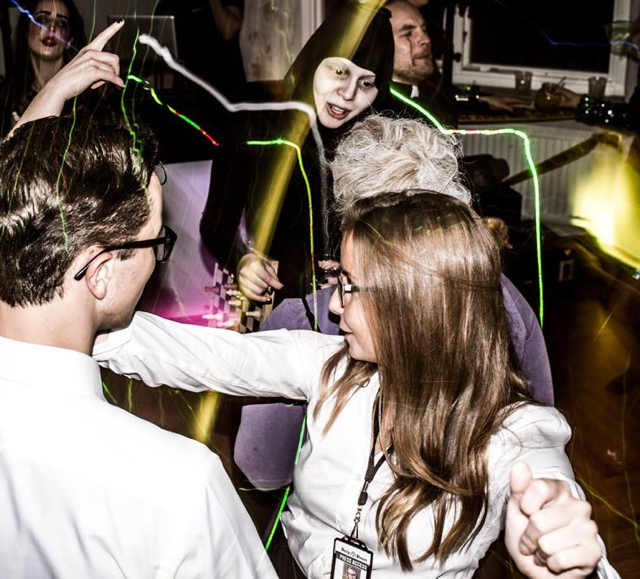 premium djs-hyra dj-stockholm-kreativ halloweendräkt på dansgolv