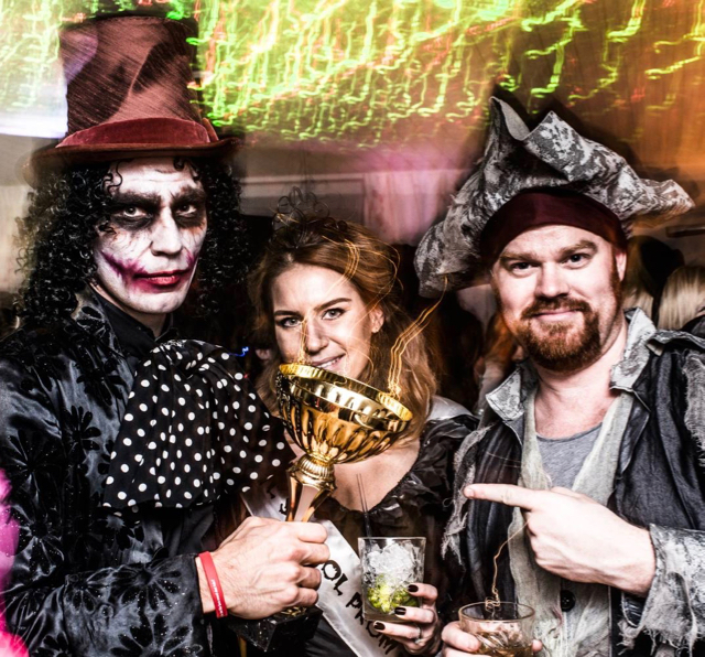 premium djs-hyra dj-stockholm-gäster utklädda till joker och pirat med pokal på halloweenfest