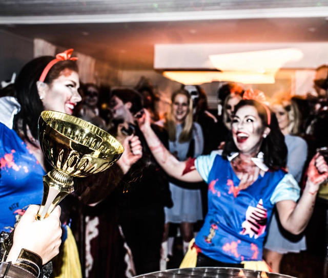 premium djs-hyra dj-stockholm-utklädda tjejer dansar på halloweenfest