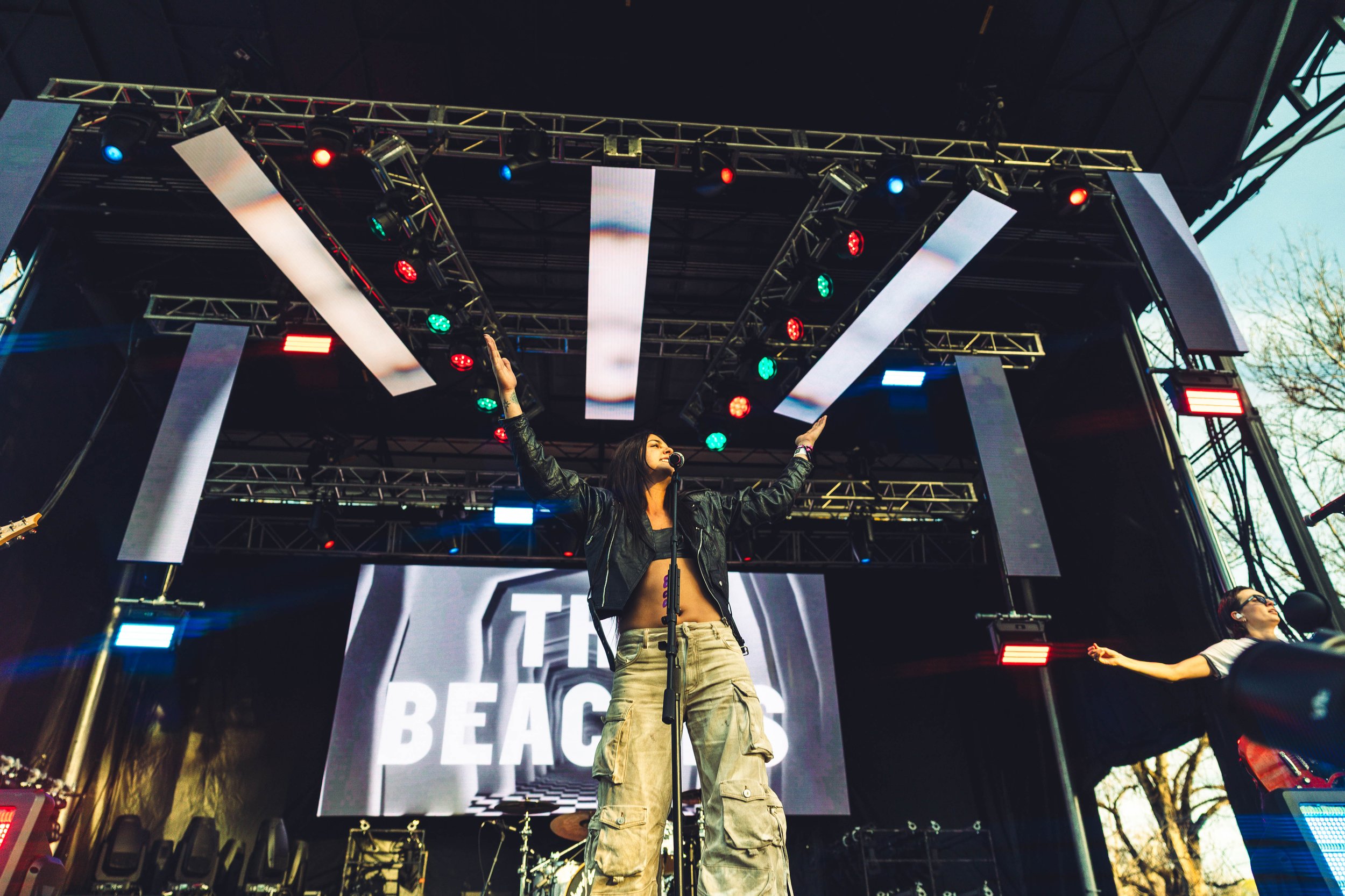 danielashella_@danielashella_MAINSTAGE_THEBEACHES-5.jpg