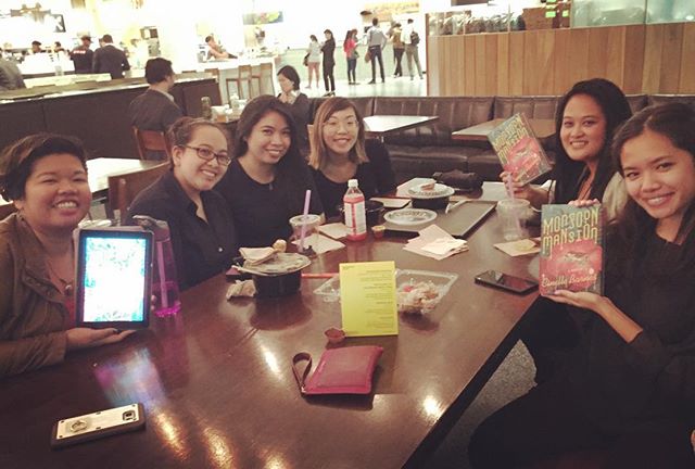 “My mother is the monsoon. She fell and took everything down with her.” 🌴🌺🌊 Just finished our #bookclub discussion of @cinellebarnesbooks’ #MonsoonMansion, a beautifully written memoir about a family’s fall from grace in the Philippines during the 1990s