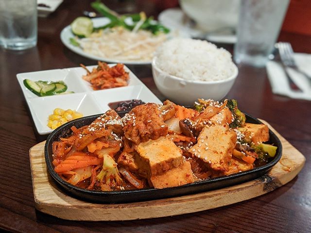 It's #smallbusinesssaturday, so make sure you visit your local vegan and veg-friendly restaurants today! We just checked out the Korean Spicy Tofu at @nooga.chopstix, and we're already ready to go back for their vegan pho and banh mi 🤤
#chattavegan