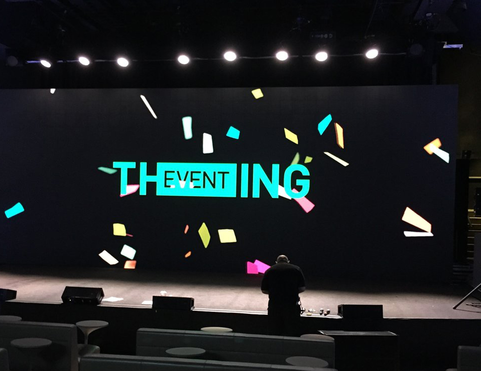 Testing the insanely hi-res and bright LCD wall and the "entry loop" animation.