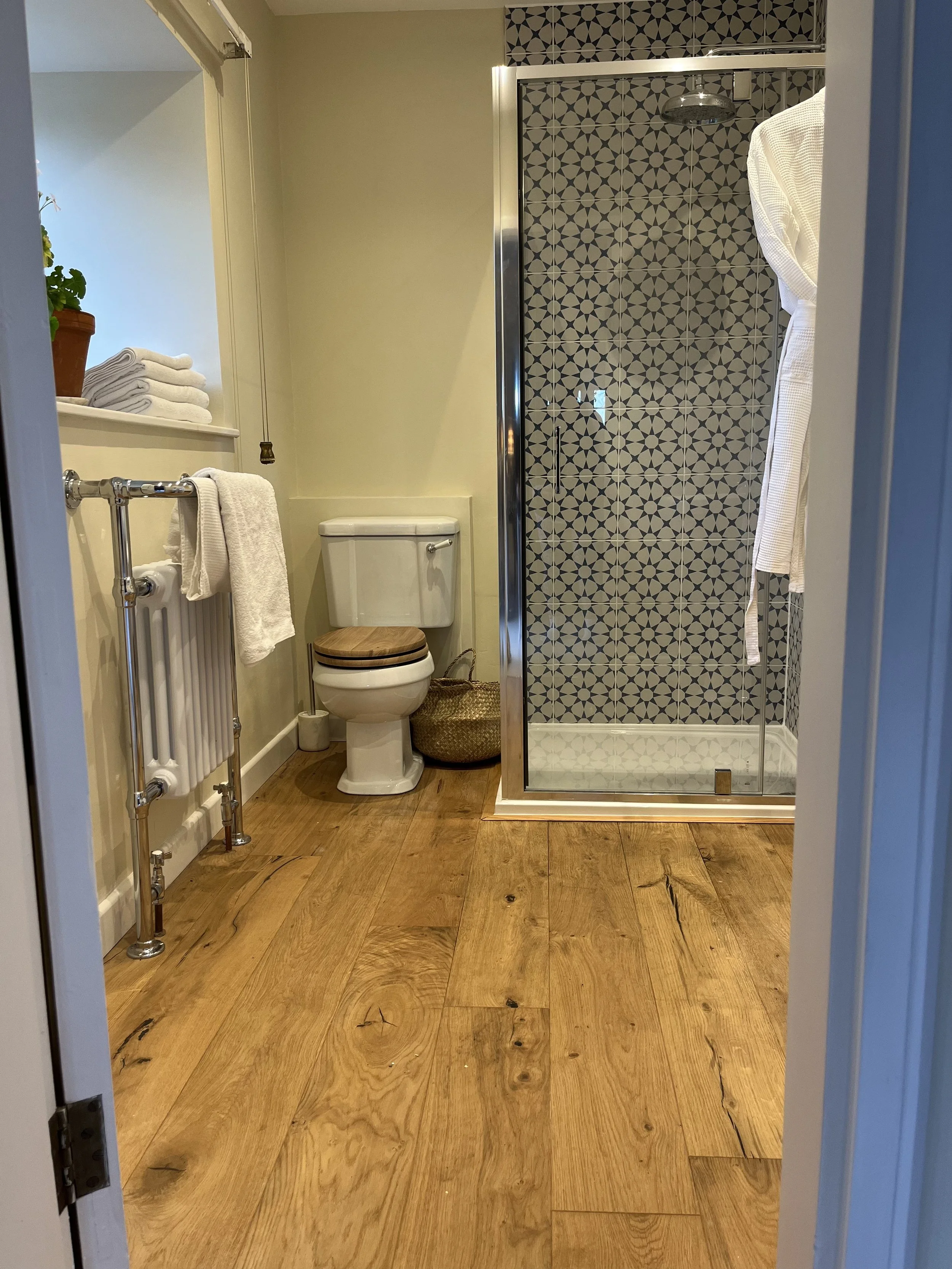 Oak EnSuite Shower.jpeg