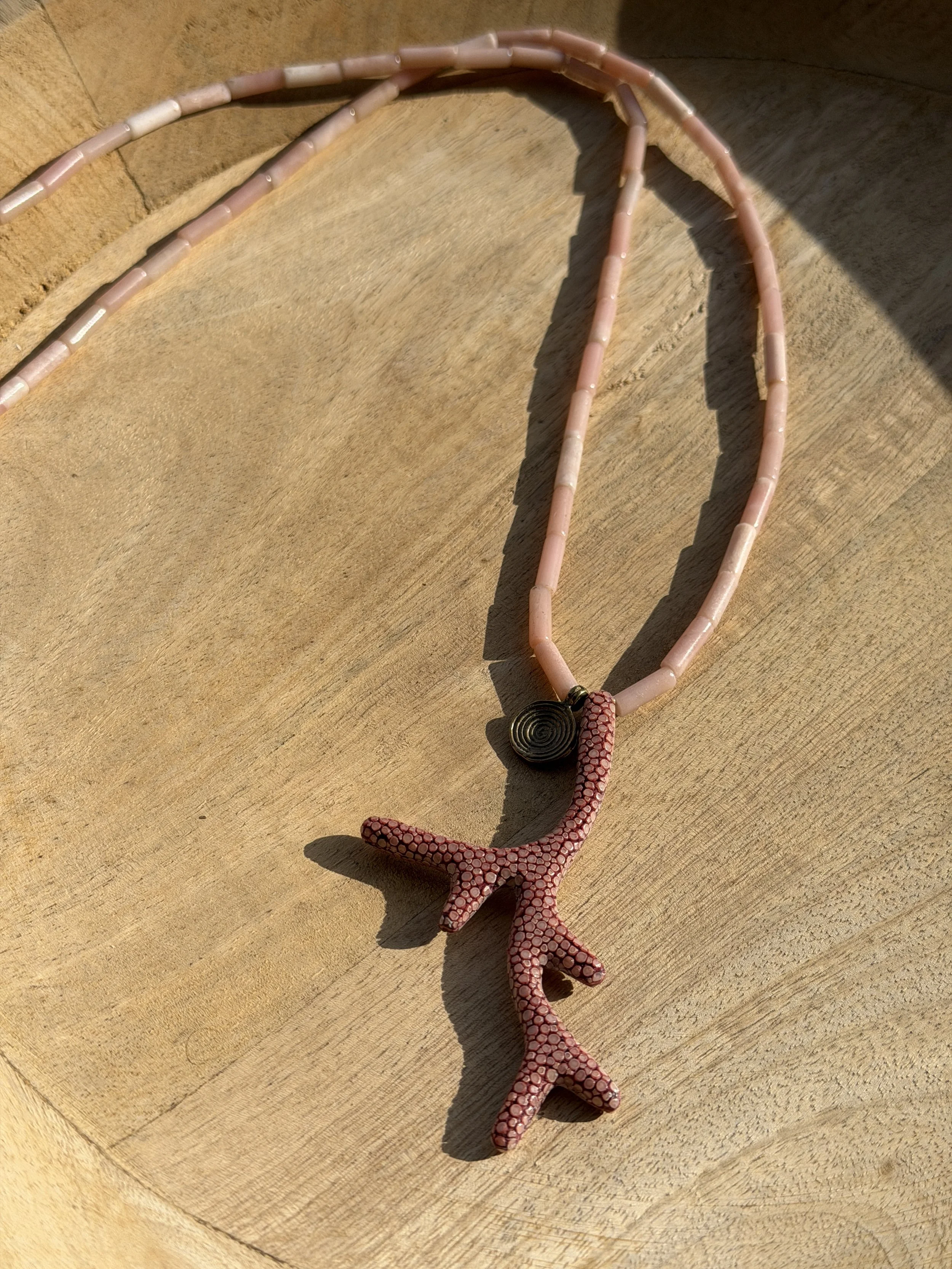 Opaal ketting met roggeleer hanger