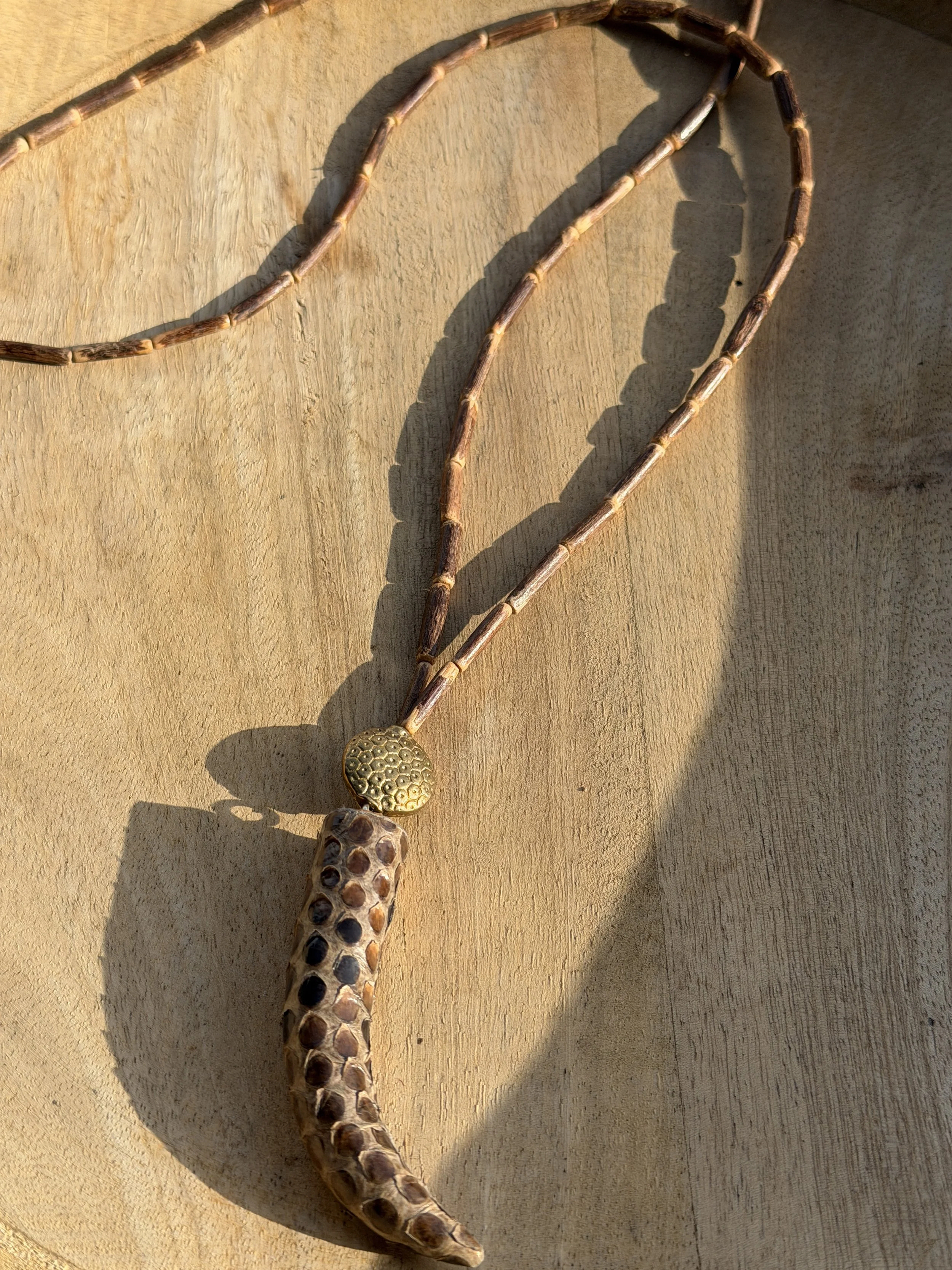 Crocoleer hanger aan houten ketting