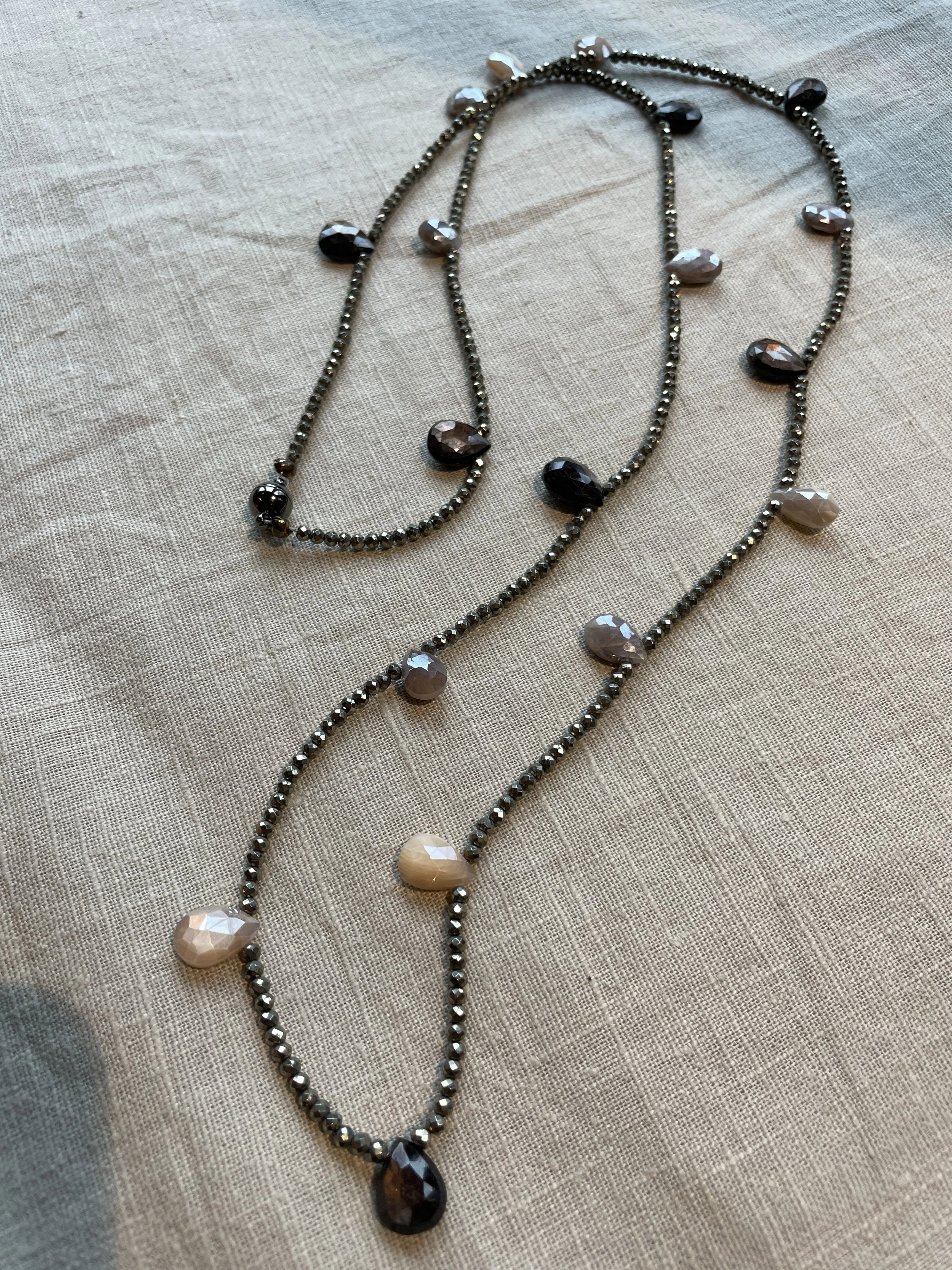 Ketting van Pyriet en maansteen brioletjes