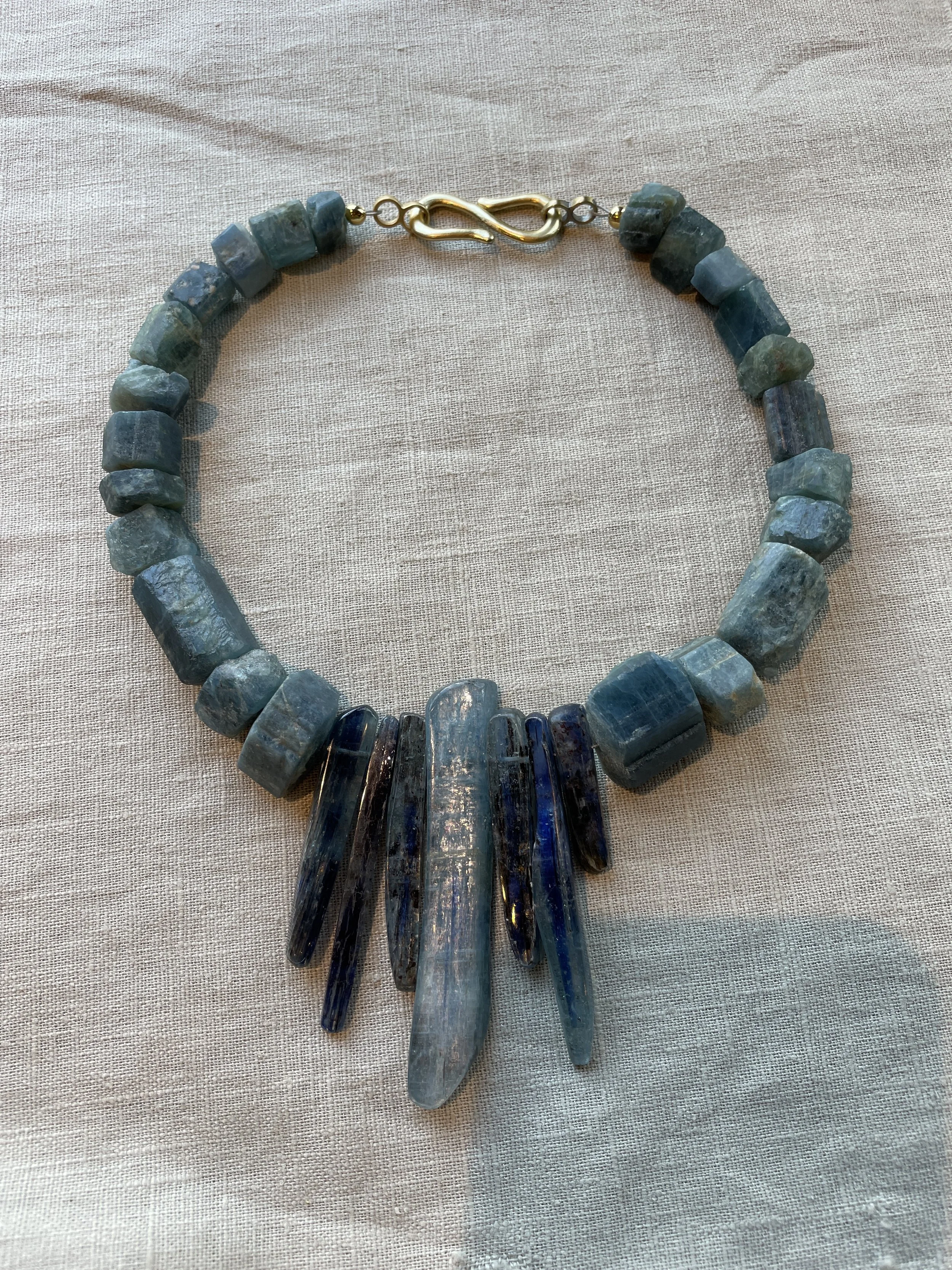 Ruwe Aquamarijn met Kyaniet.