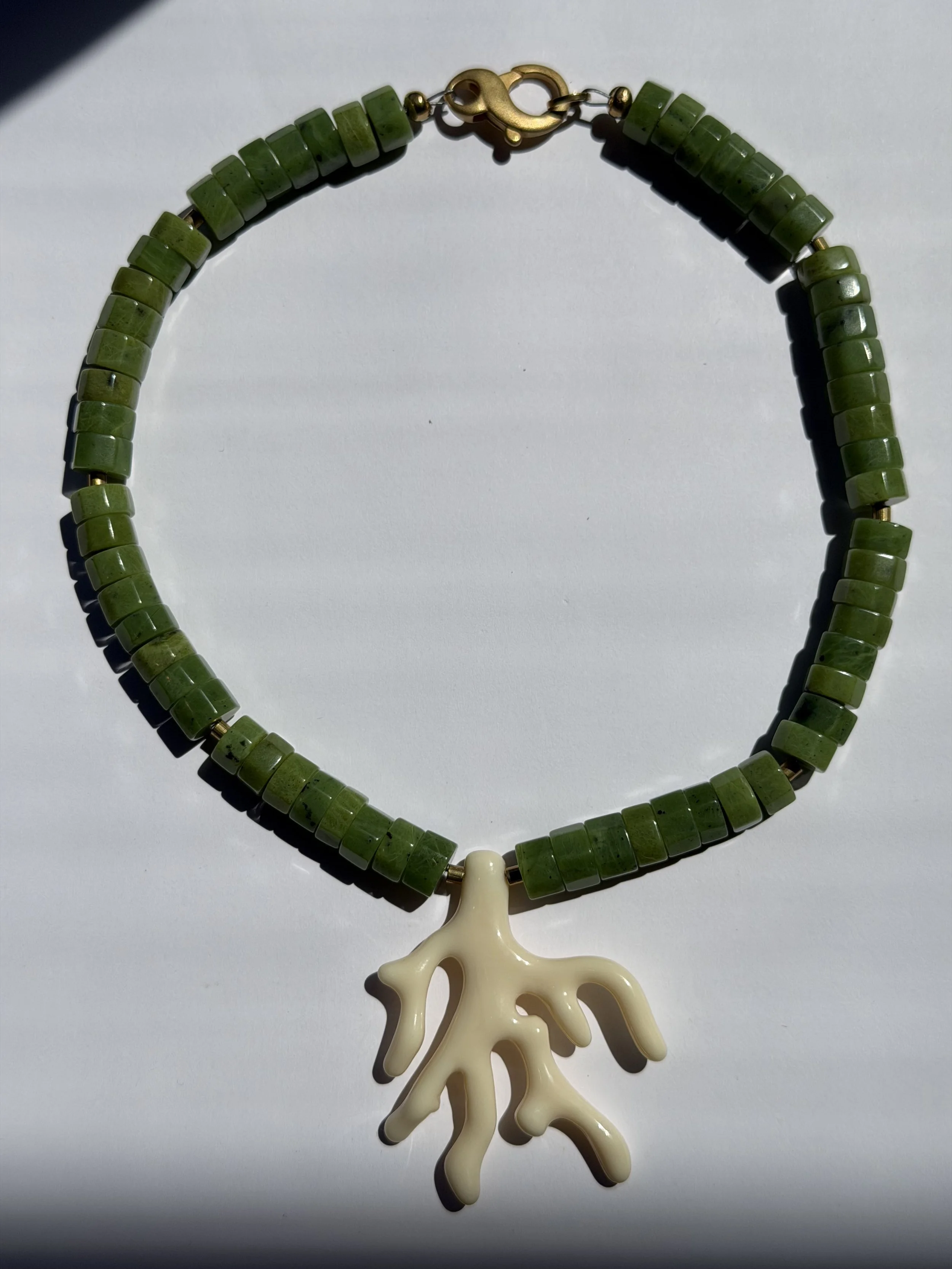 Jade ketting met koraaltak.