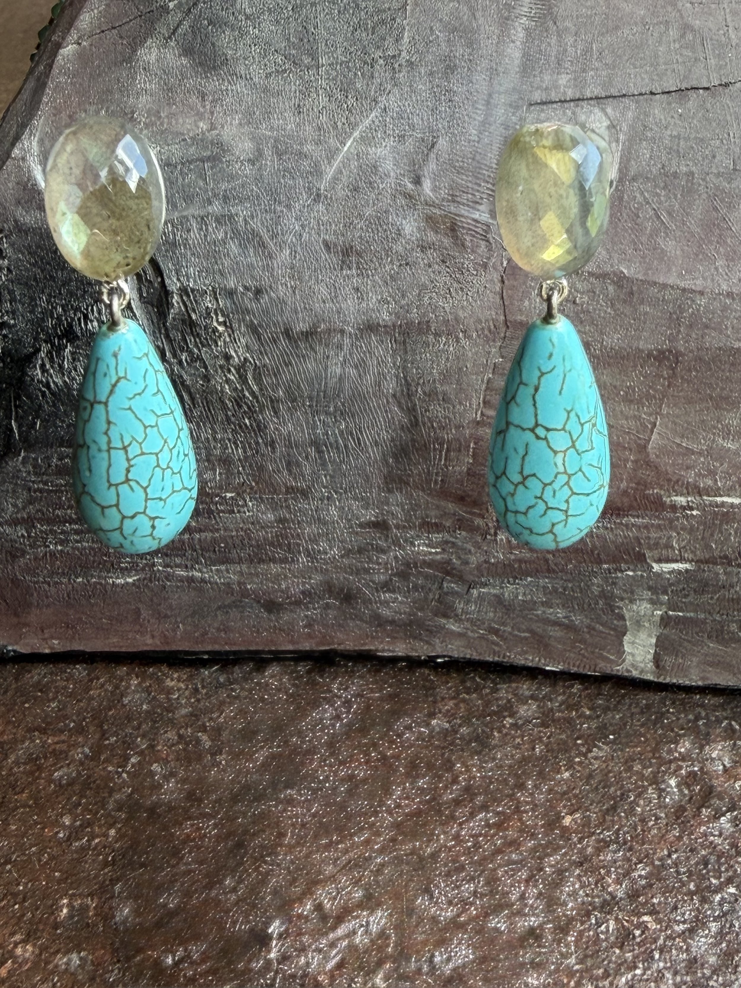 Oorbellen labradoriet met turquoise.