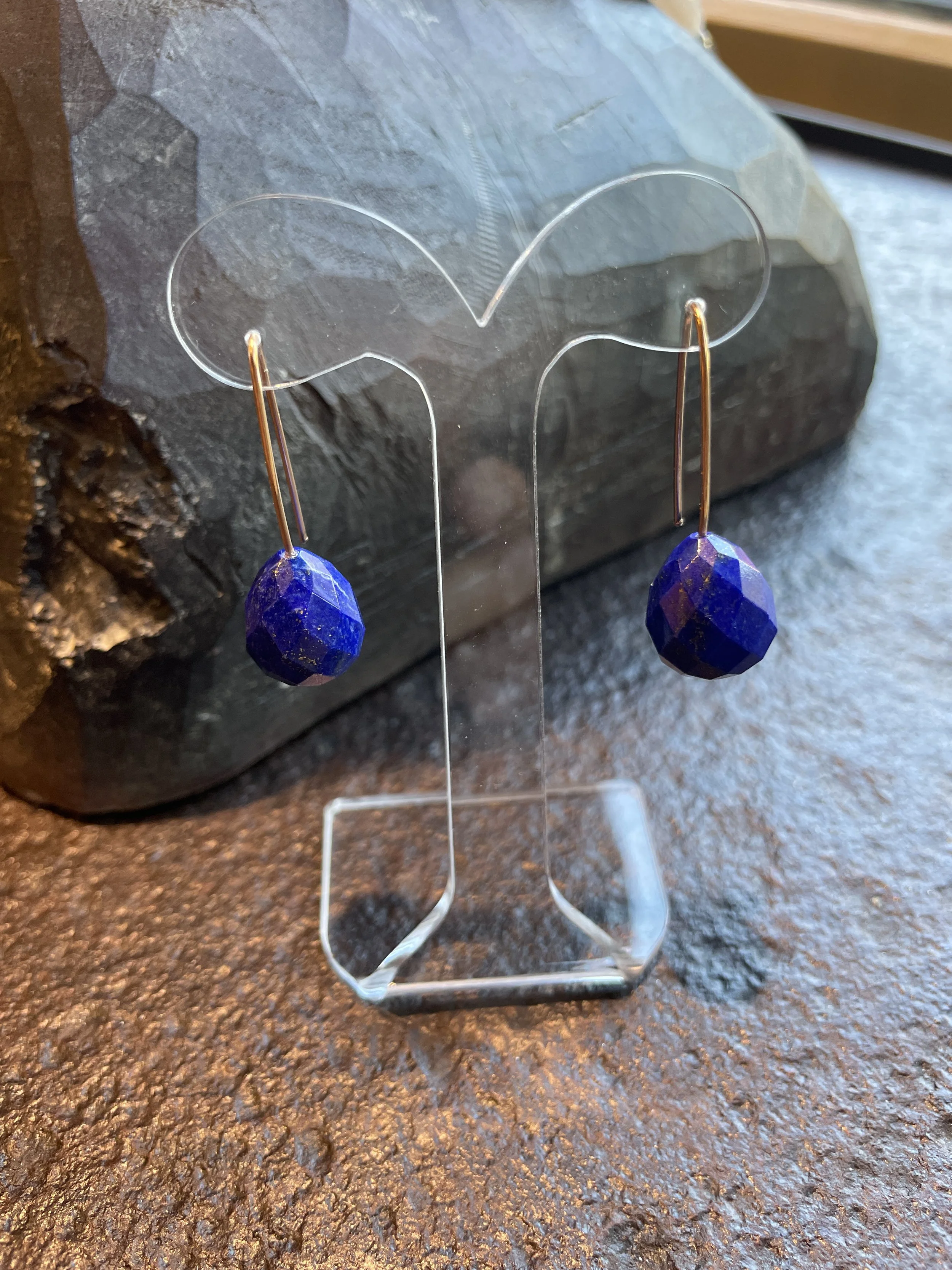 Lapus L:azuli op 18 krt goud.