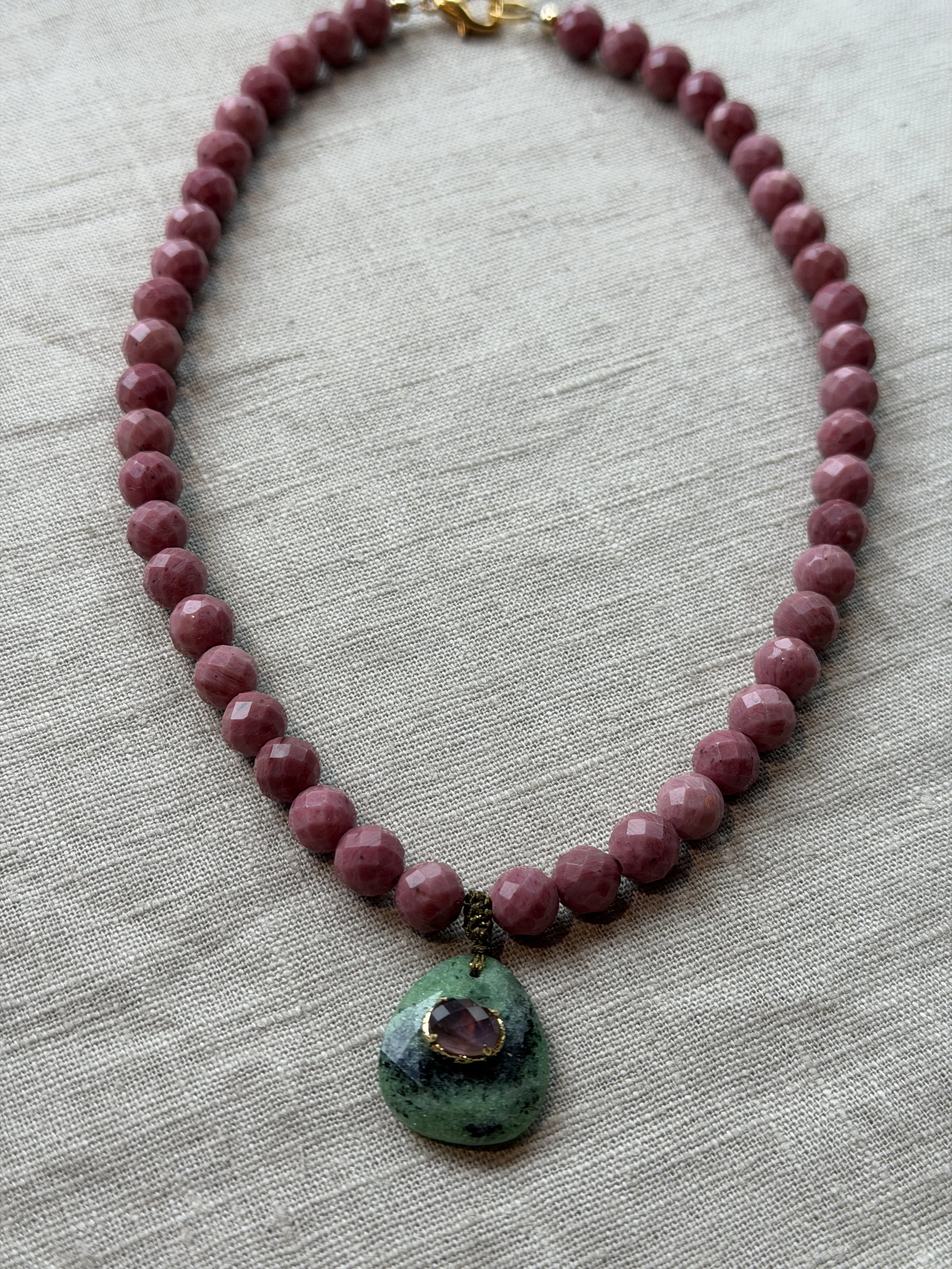 Aardbeienquartz ketting met hanger.