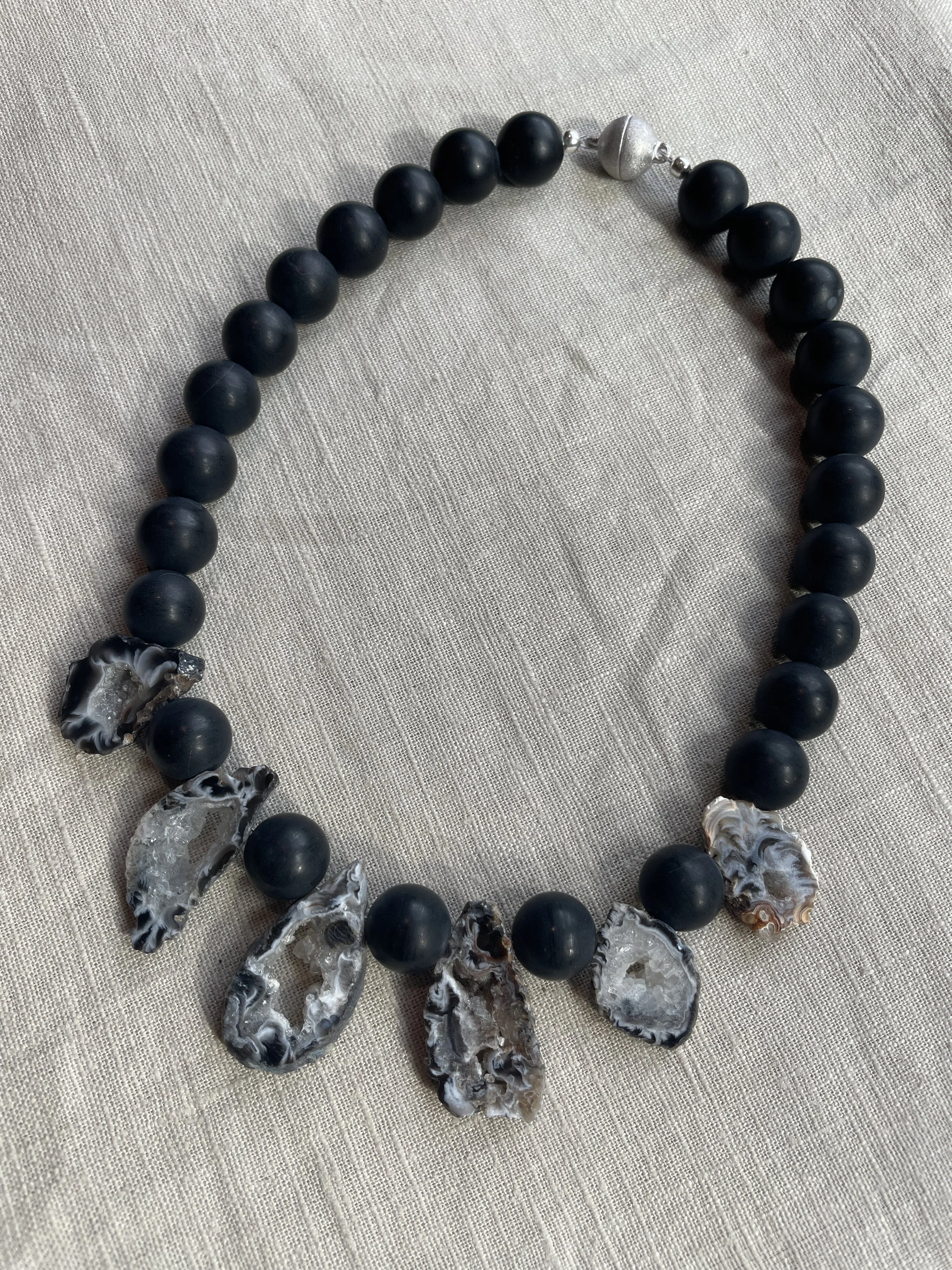 Geode met matte Onyx ketting.