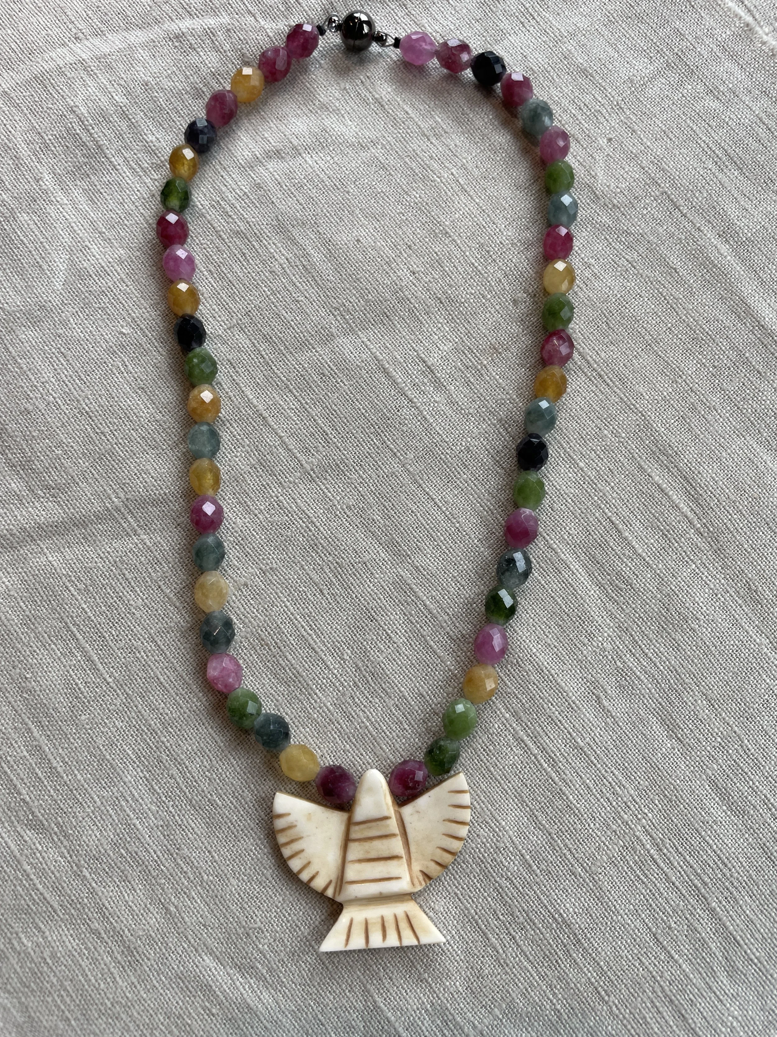 Tourmalijn ketting met Fenix vogel.