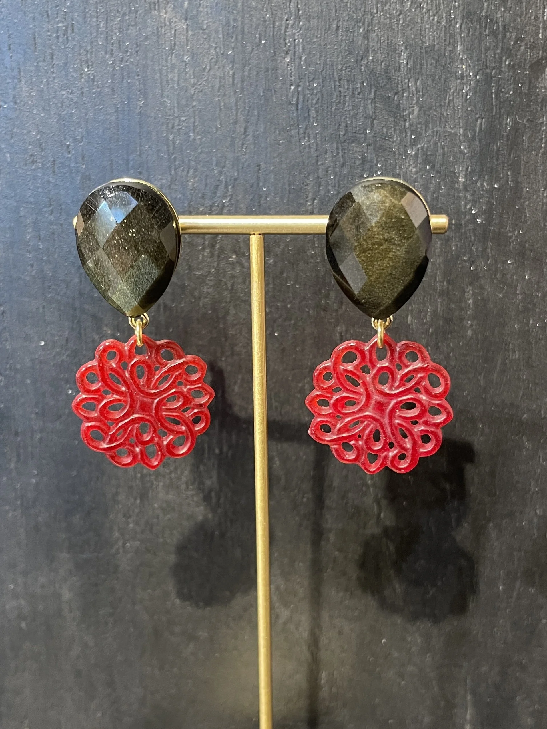 Oorbellen Tijgeroog met een rode mandala Agaath hanger