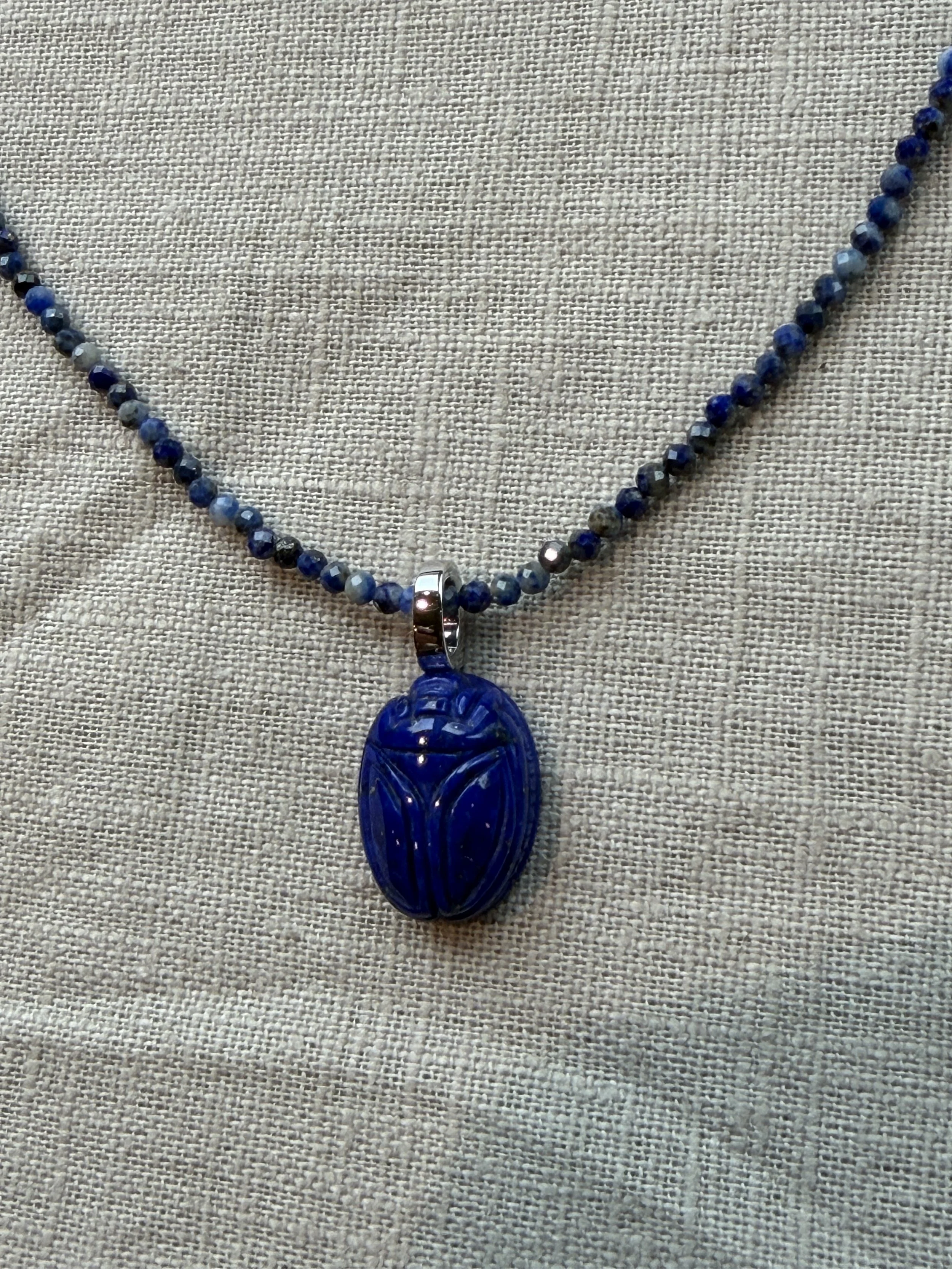 Lapus Lazuli met Scarabee
