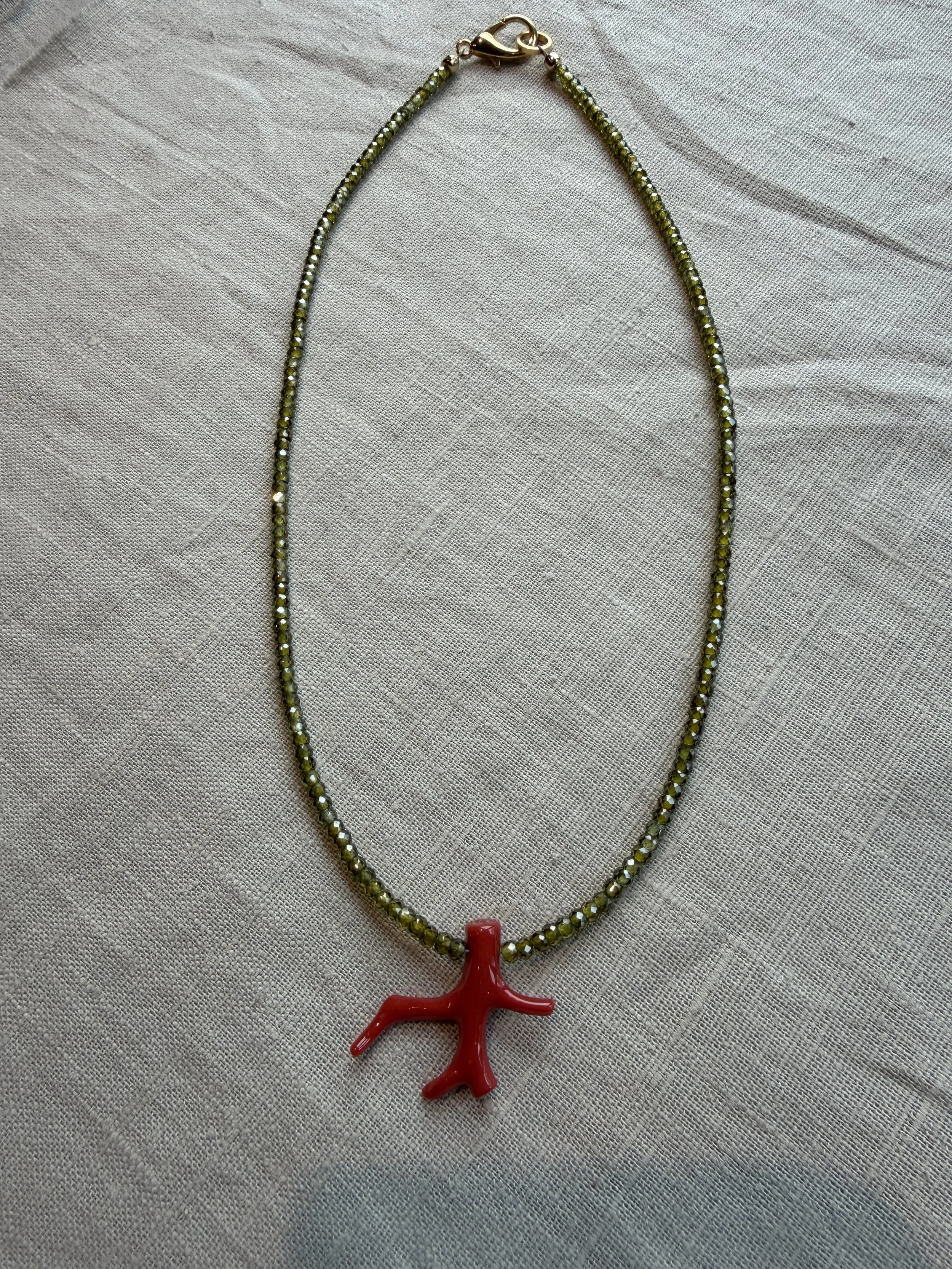 Ketting van Olivijn met mooi koraal takje