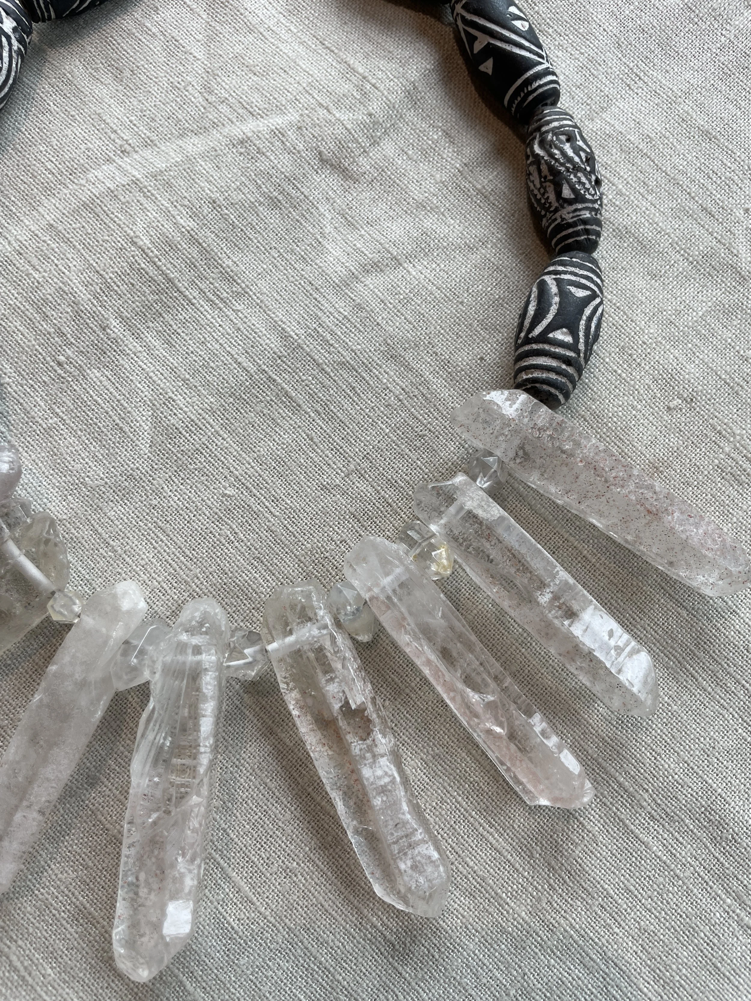 Bergkristal pegels met Afrikaanse beads.