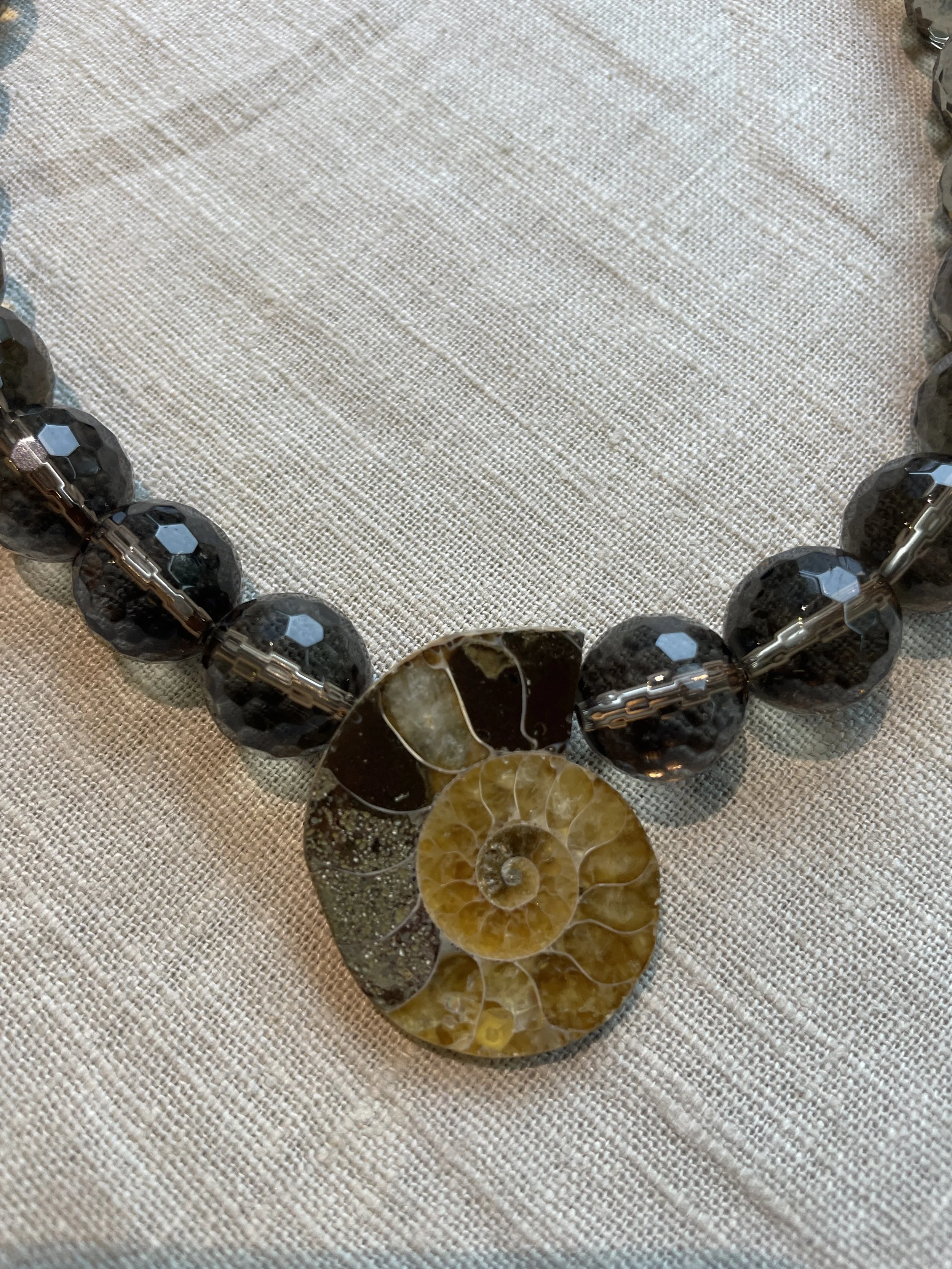 Rookkwarts met Ammoniet