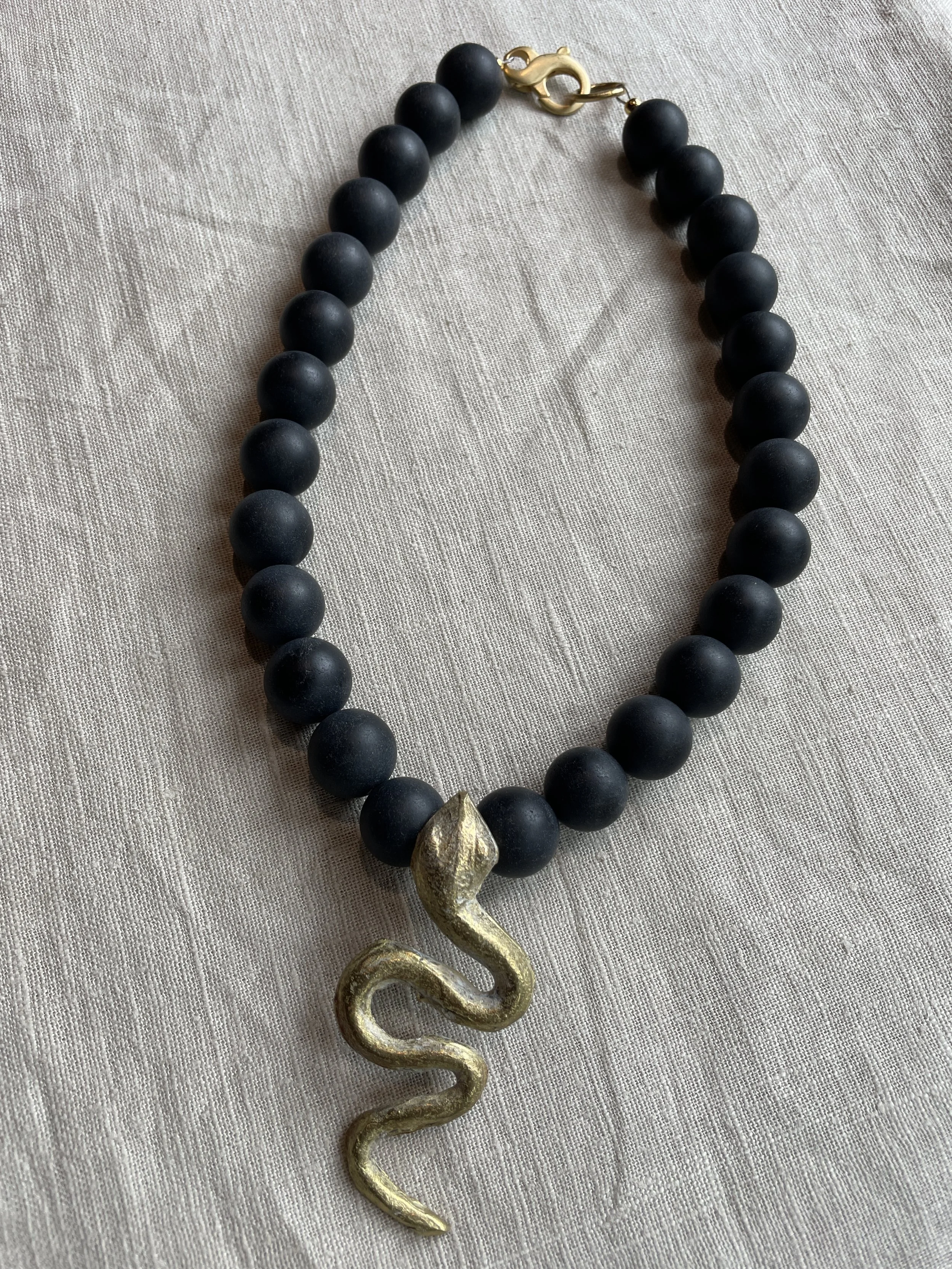 Zwarte matte Onyx met messing snake.