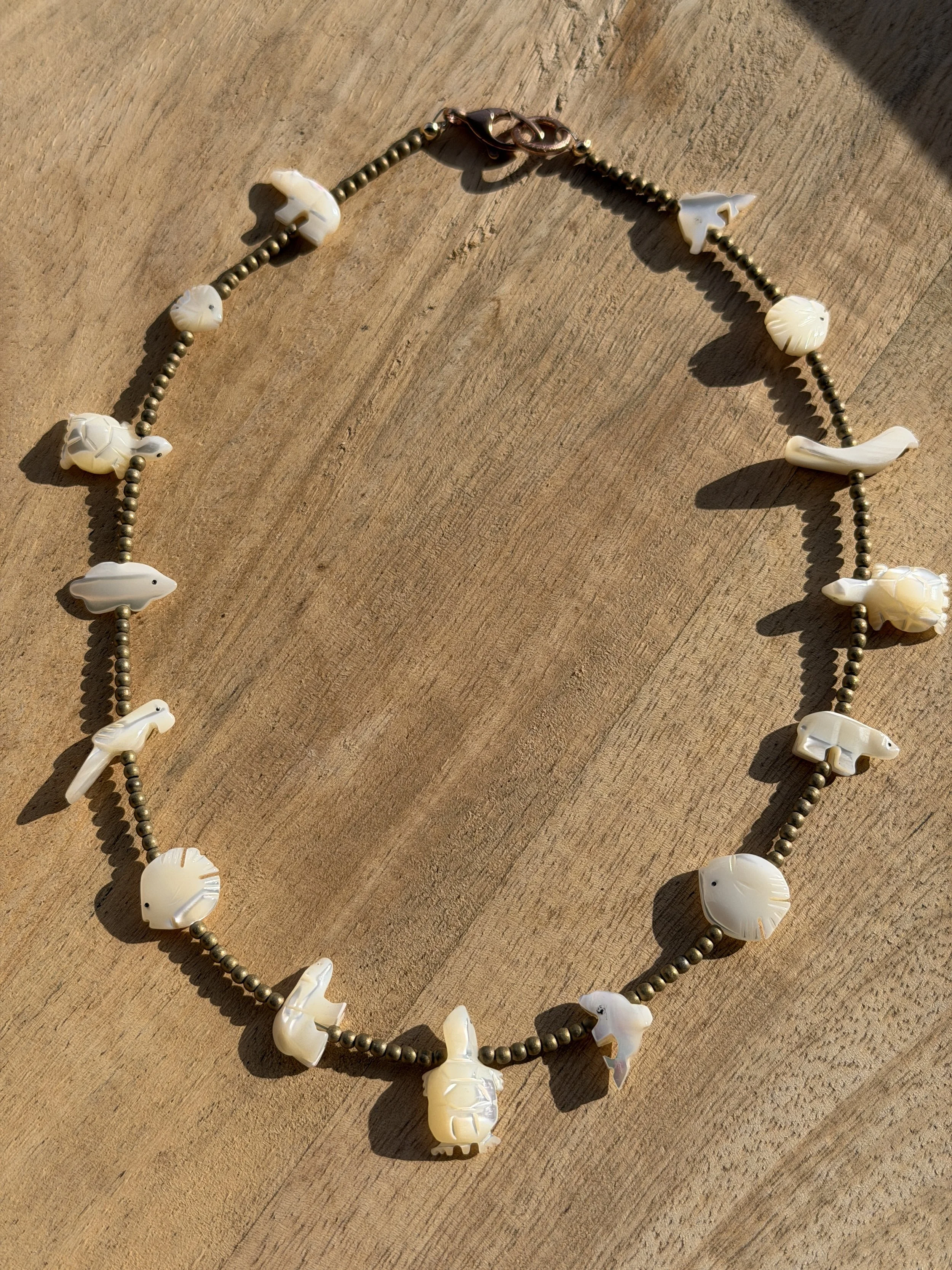 Pyriet kettinkje met parelmoer beestjes.