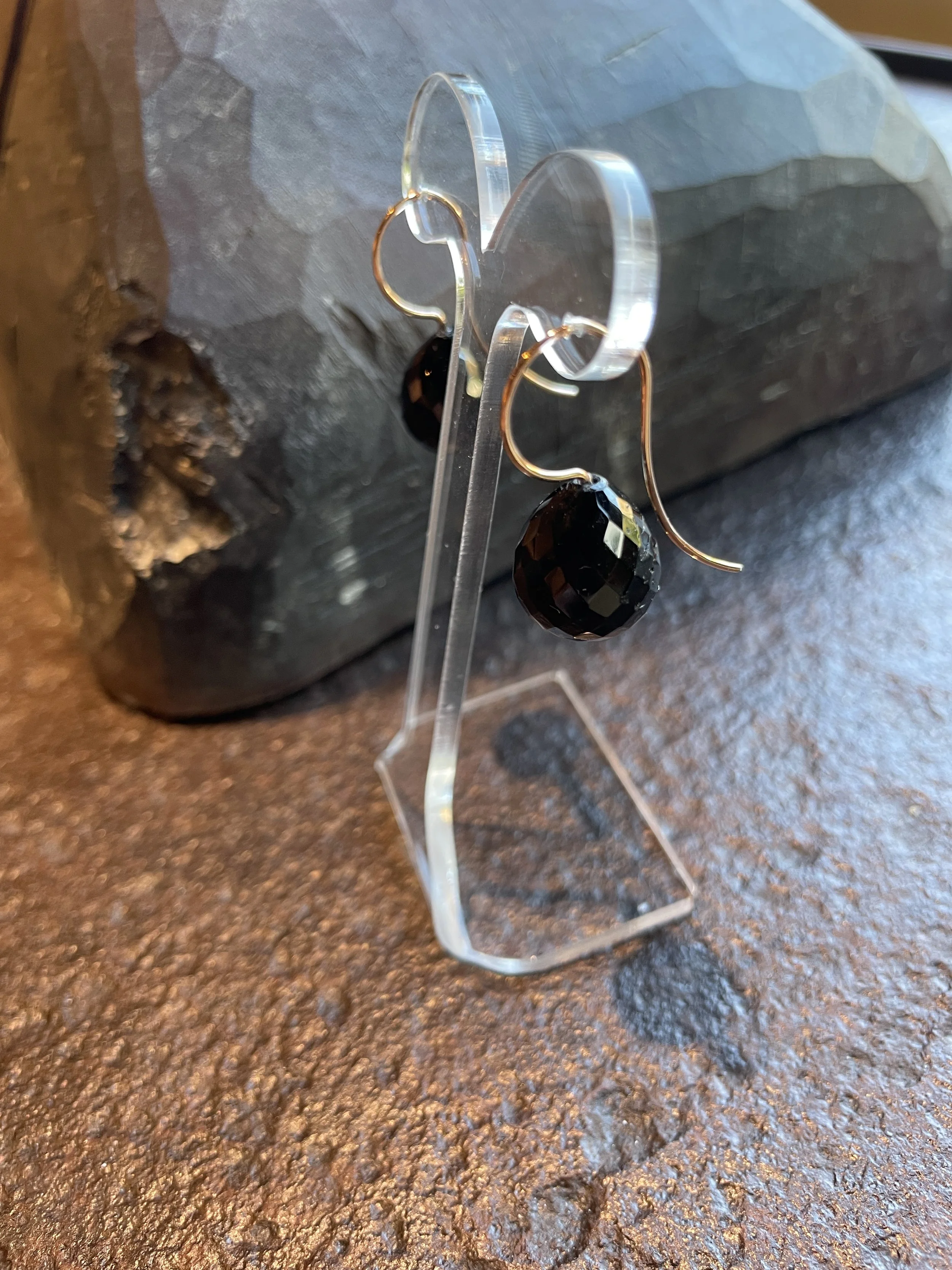 Gefacetteerde Tourmalijn op goud.