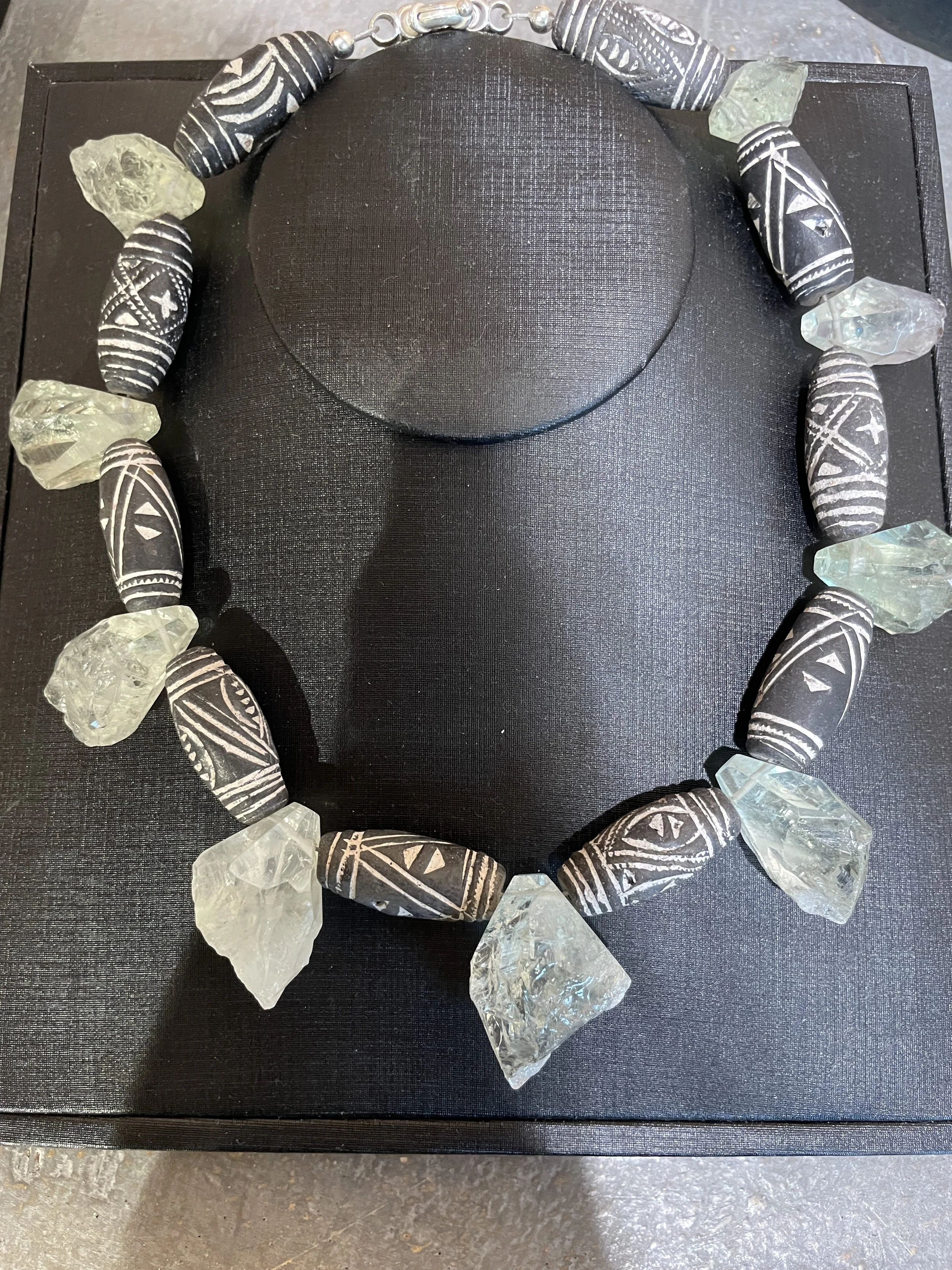 Ruwe brokken Aquamarijn met African beads.