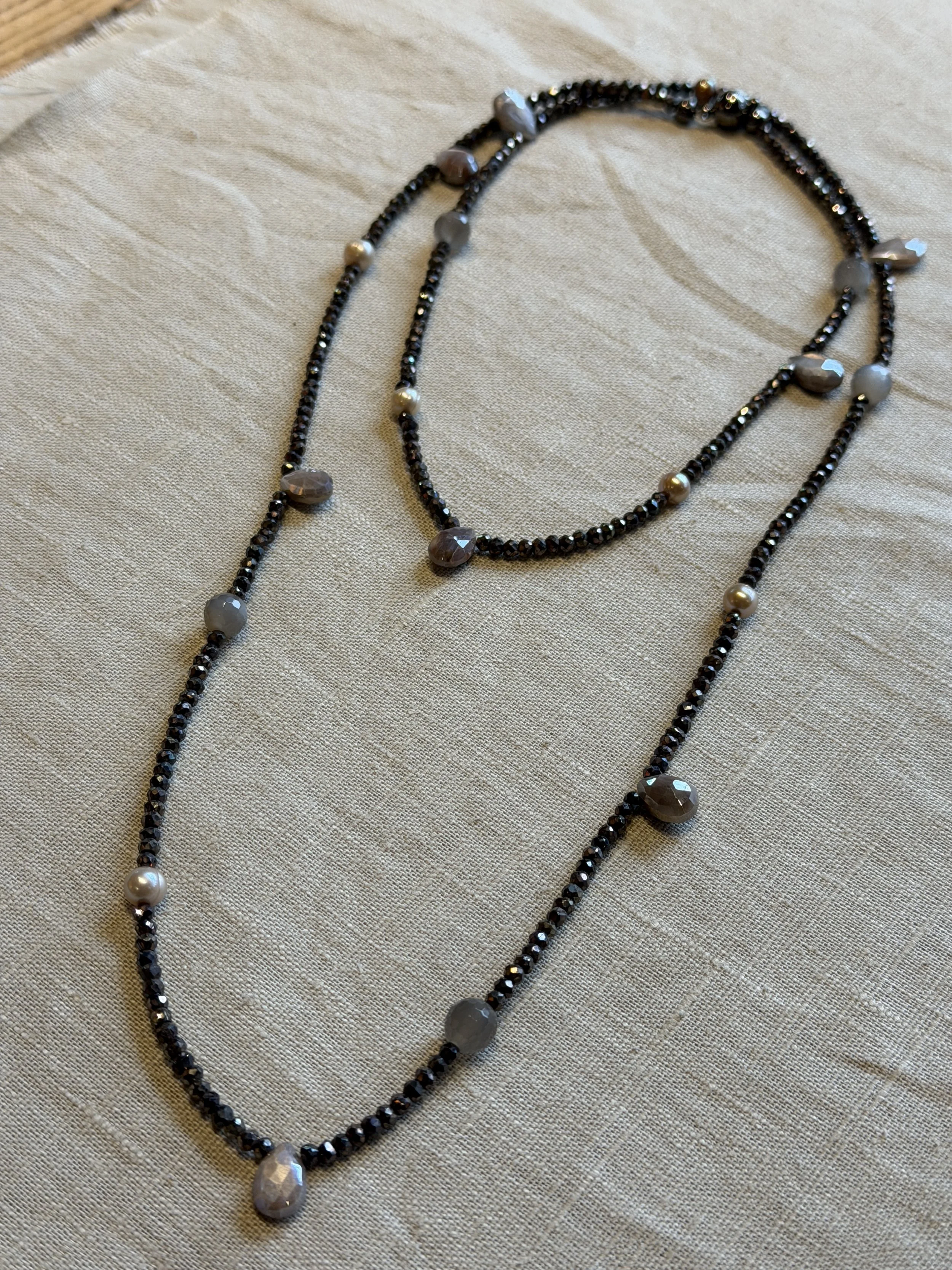 Pyriet ketting met maansteen en pareltjes