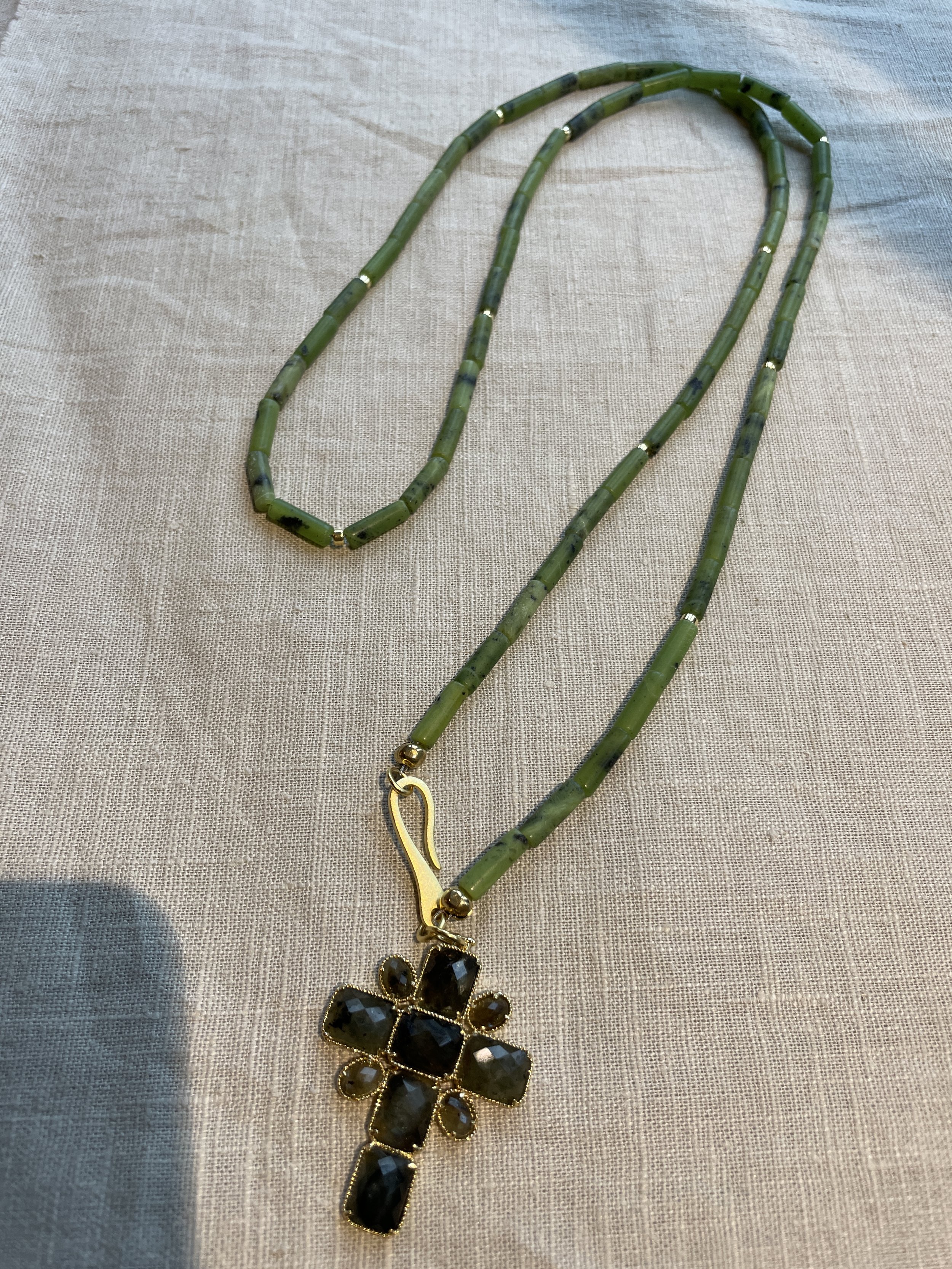 Jade ketting met kruis