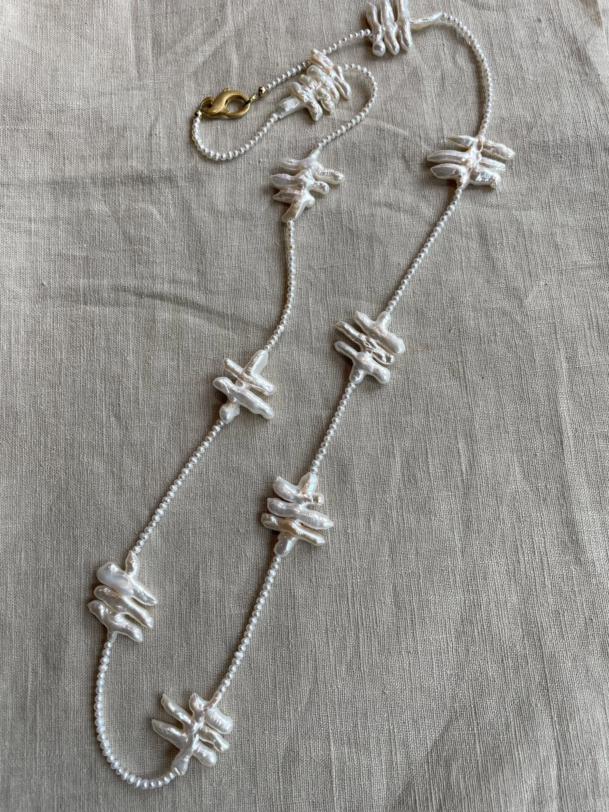 Parelketting met fancy parelmoer vormen.