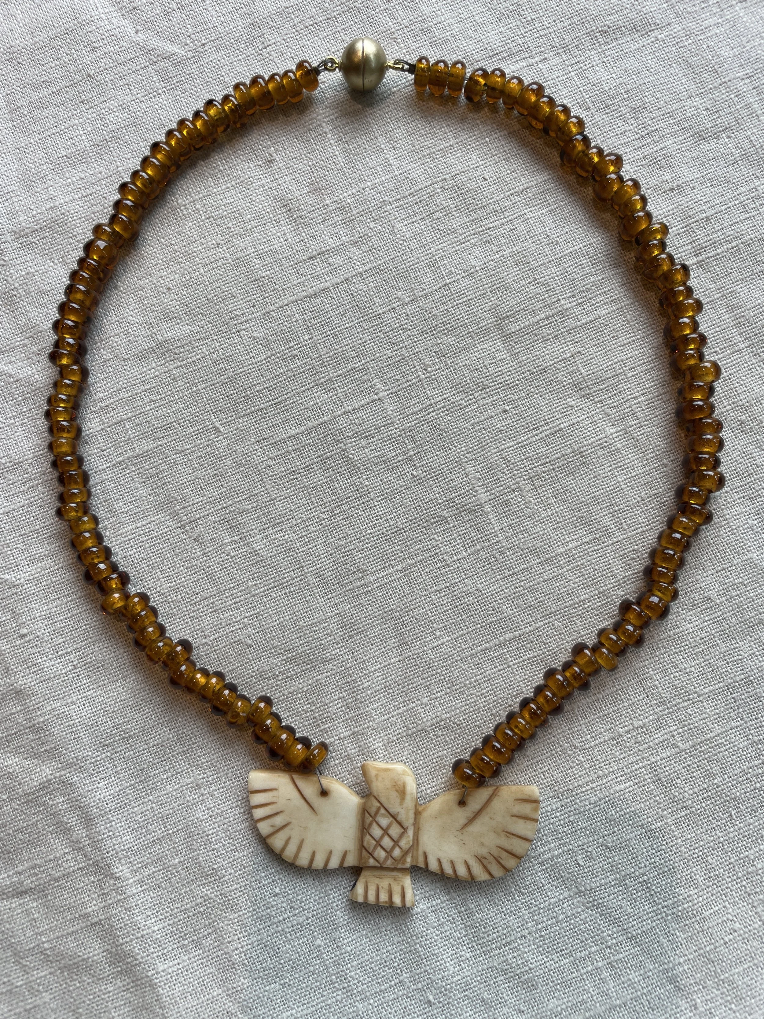 Bone Eagle met roestkleurige galsbeads.