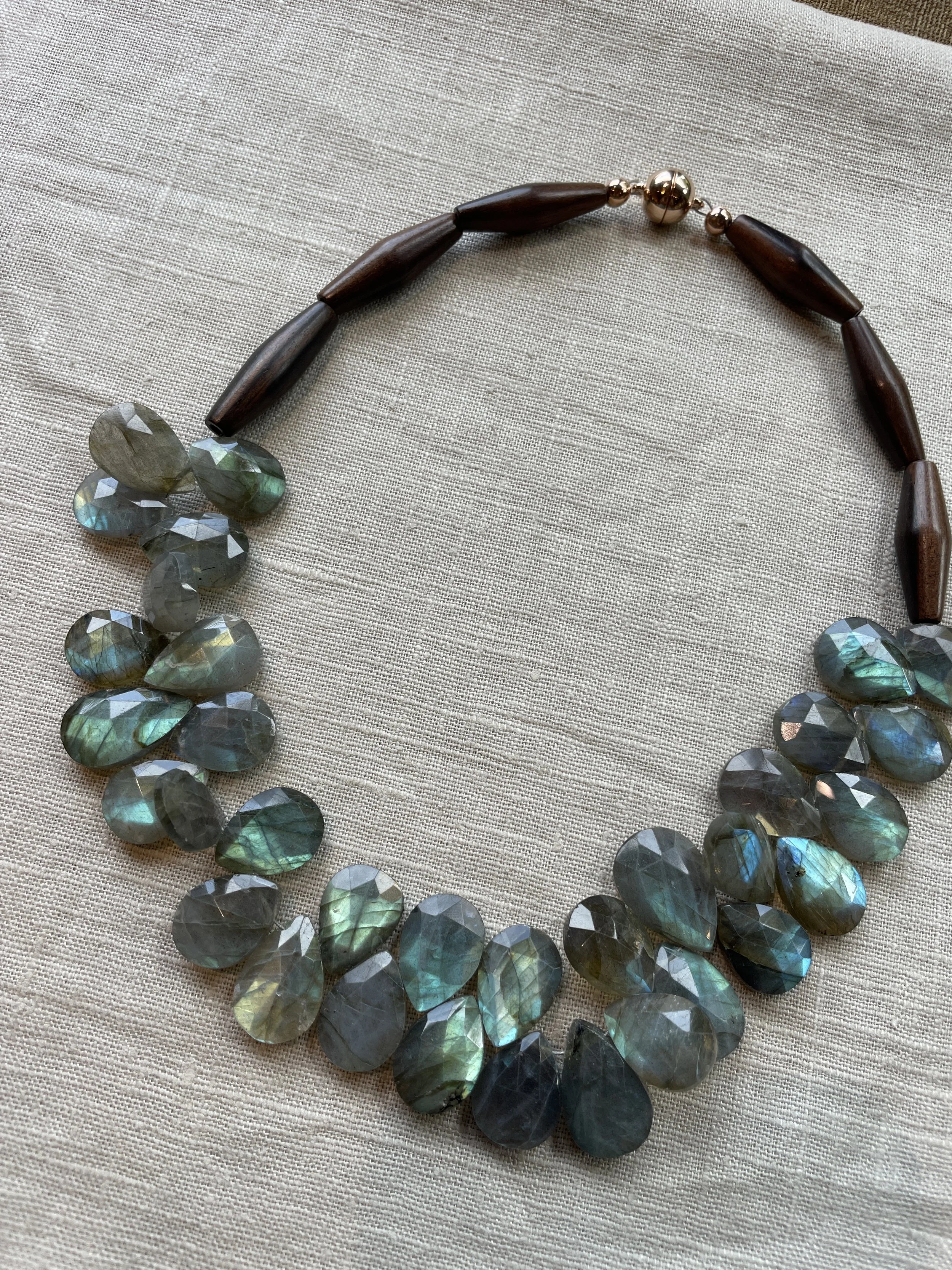 Ketting van Labradoriet en hout.