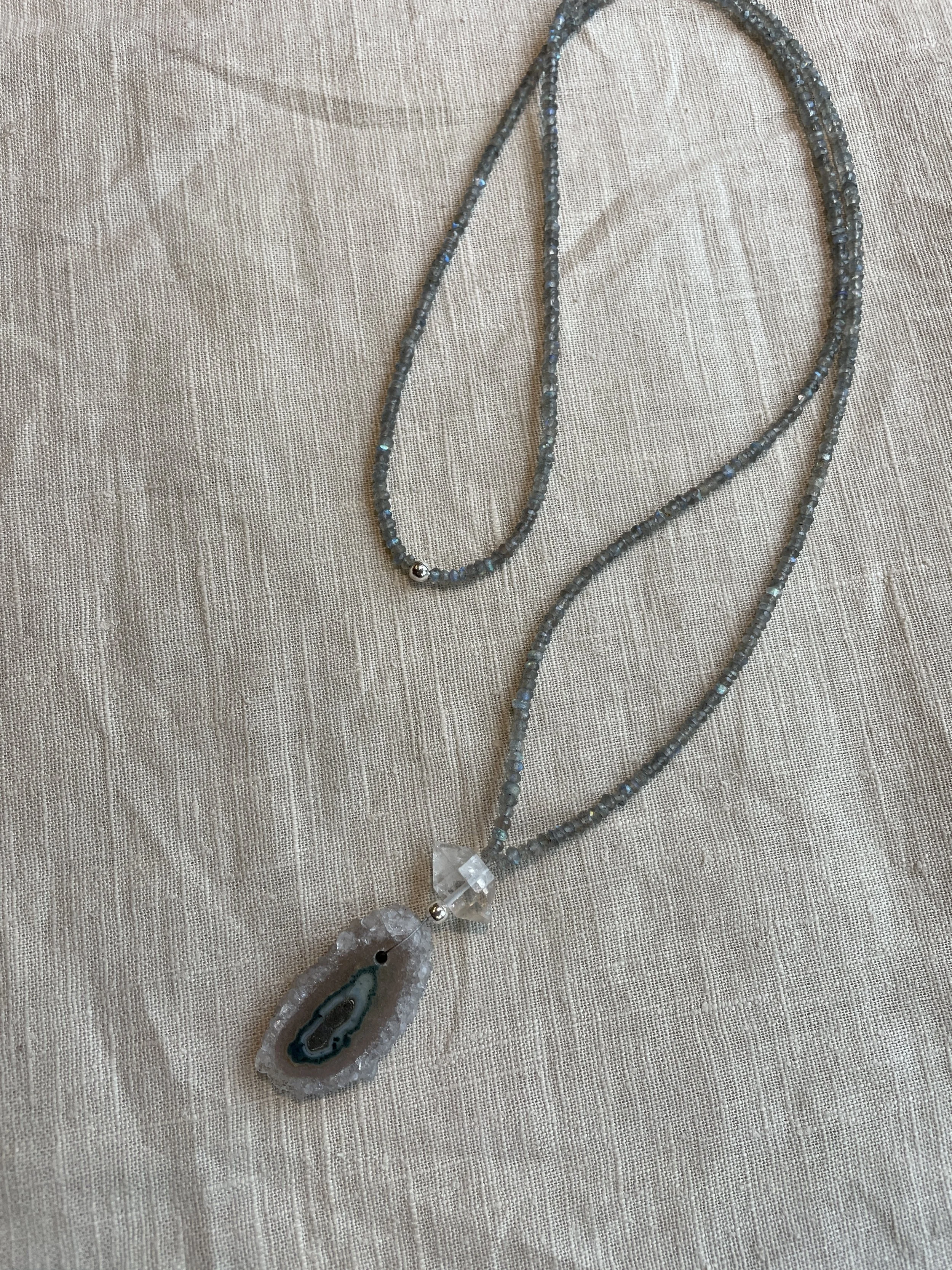 Labradoriet ketting met Agaath hanger.