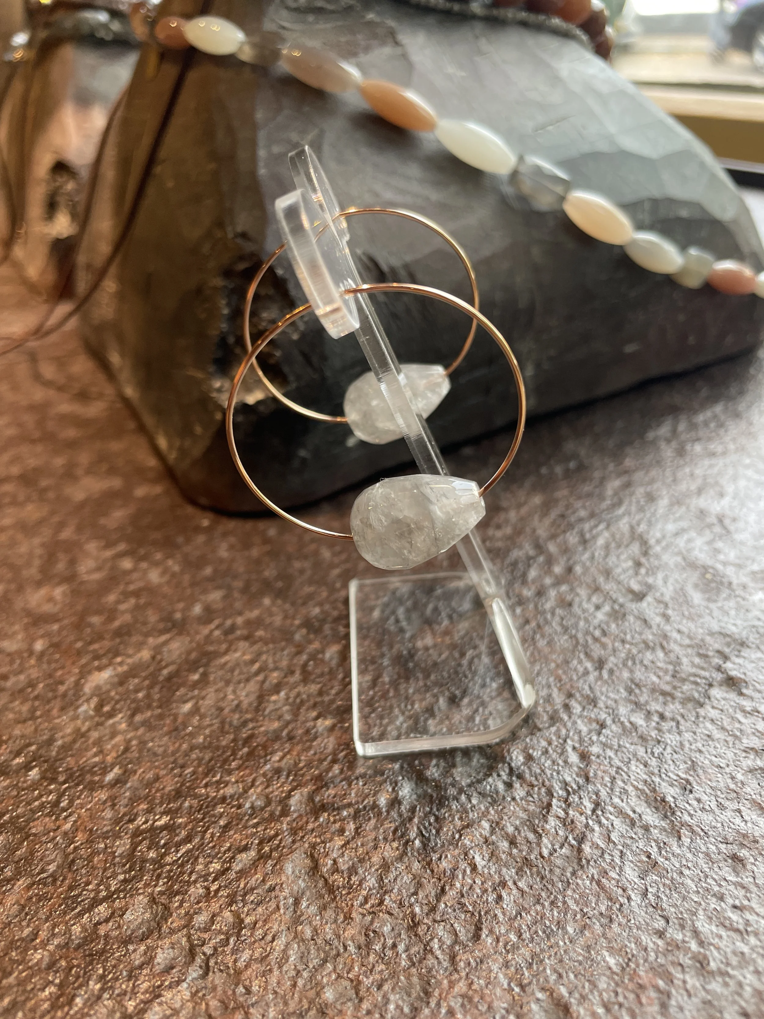 Creolen met grijze Quartz