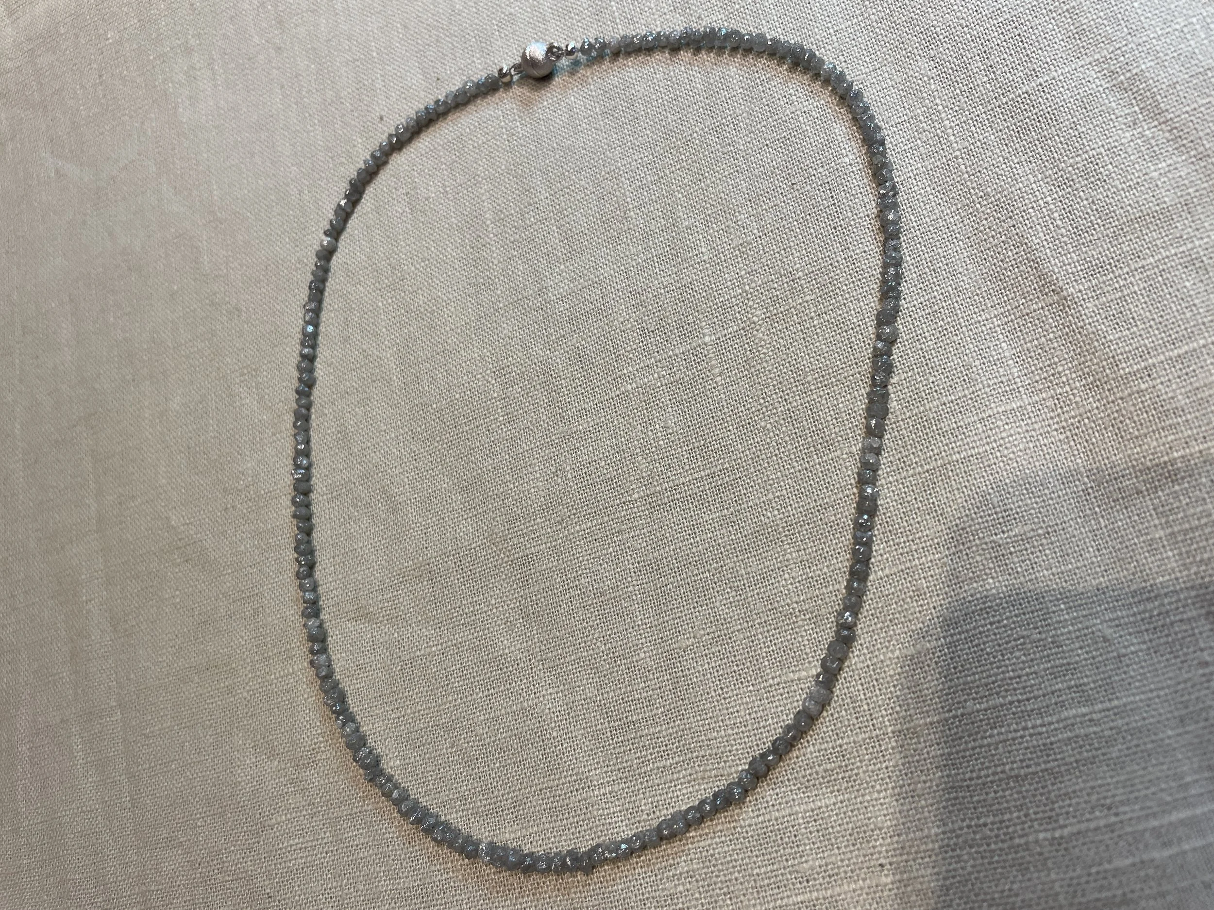 Grijze ruwe diamantjes