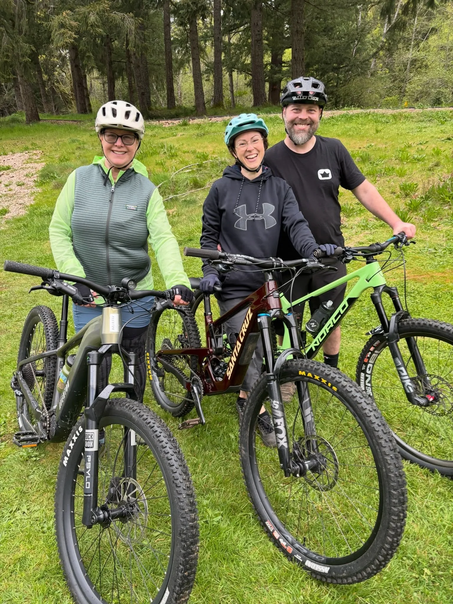 Huge thank you to all the folks that came out for clinics, shuttles and digging this week. Sometimes I wonder if I have the best job ever. 🤔

Actually, that&rsquo;s a lie. I never wonder that. It is! 😂

Pictured&hellip;
Catherine
Carly
Chris
Me 😆
