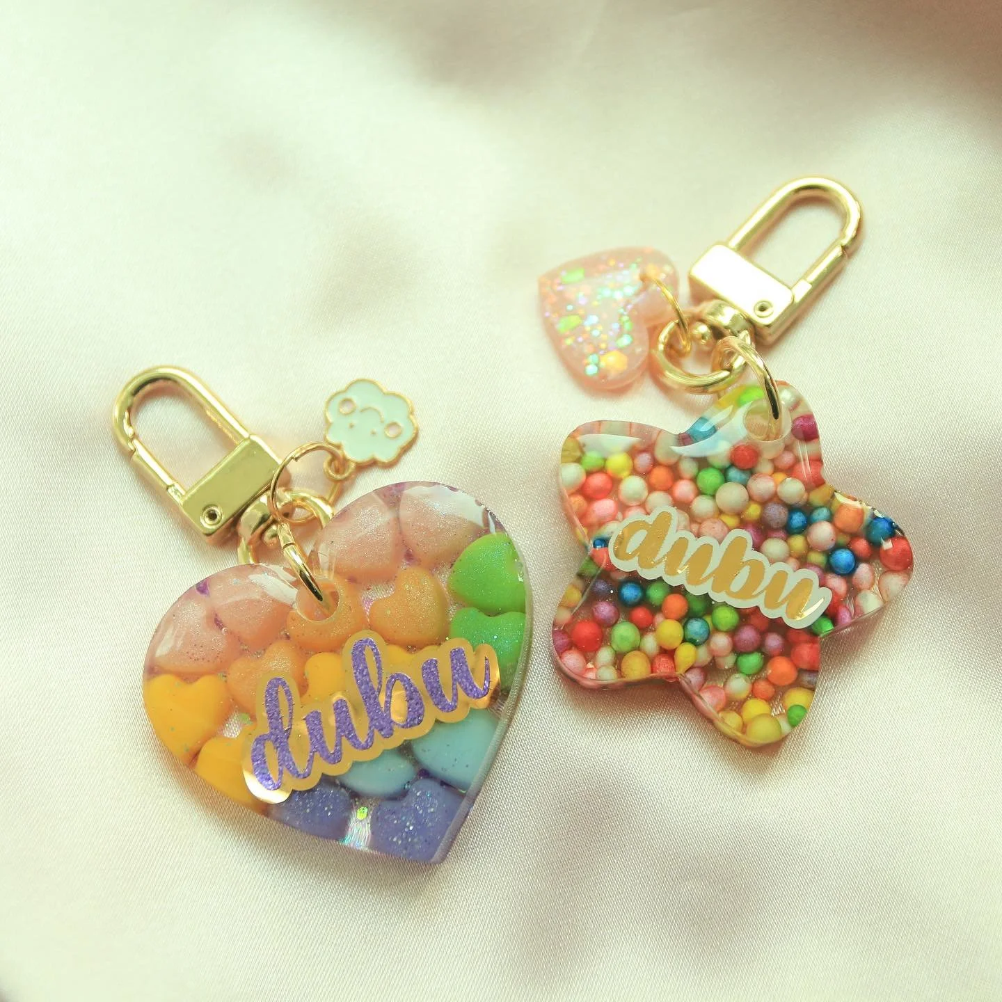 These colors are perfect for a little color pop for Dubu 💖 Happy weekend everyone! 

.
.
.
.
.
.
.
.
.
#yourmories #yourmemories #sgpets #sgdogs #sgpuppy #sgcats  #customizepettag #customizedogtags #toocutepetclub #sgresinart #singaporeart #강아지일상 #멍