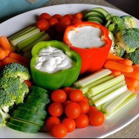 Whose super bowl spread looks like this?! 💁 Veggie tray is always my party staple! Enjoy good company and football 🏈 fun ✨👾 easy to make good choices when you don't feel deprived of anything. Balance out the healthy picks with the splurges :- )

#