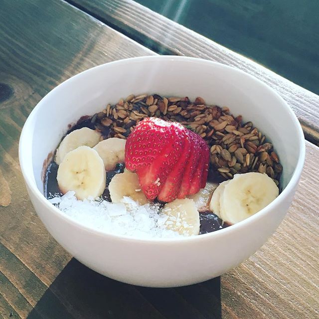 Good morning ☀️ Monday!  First attempt at an acai bowl turned out beautifully and delicious! So fun to experiment with healthy food- clean eating does not have to be boring 🤗 
#healthylife #cleaneating #findyourbalance #eatclean #healthyrecipes #hea